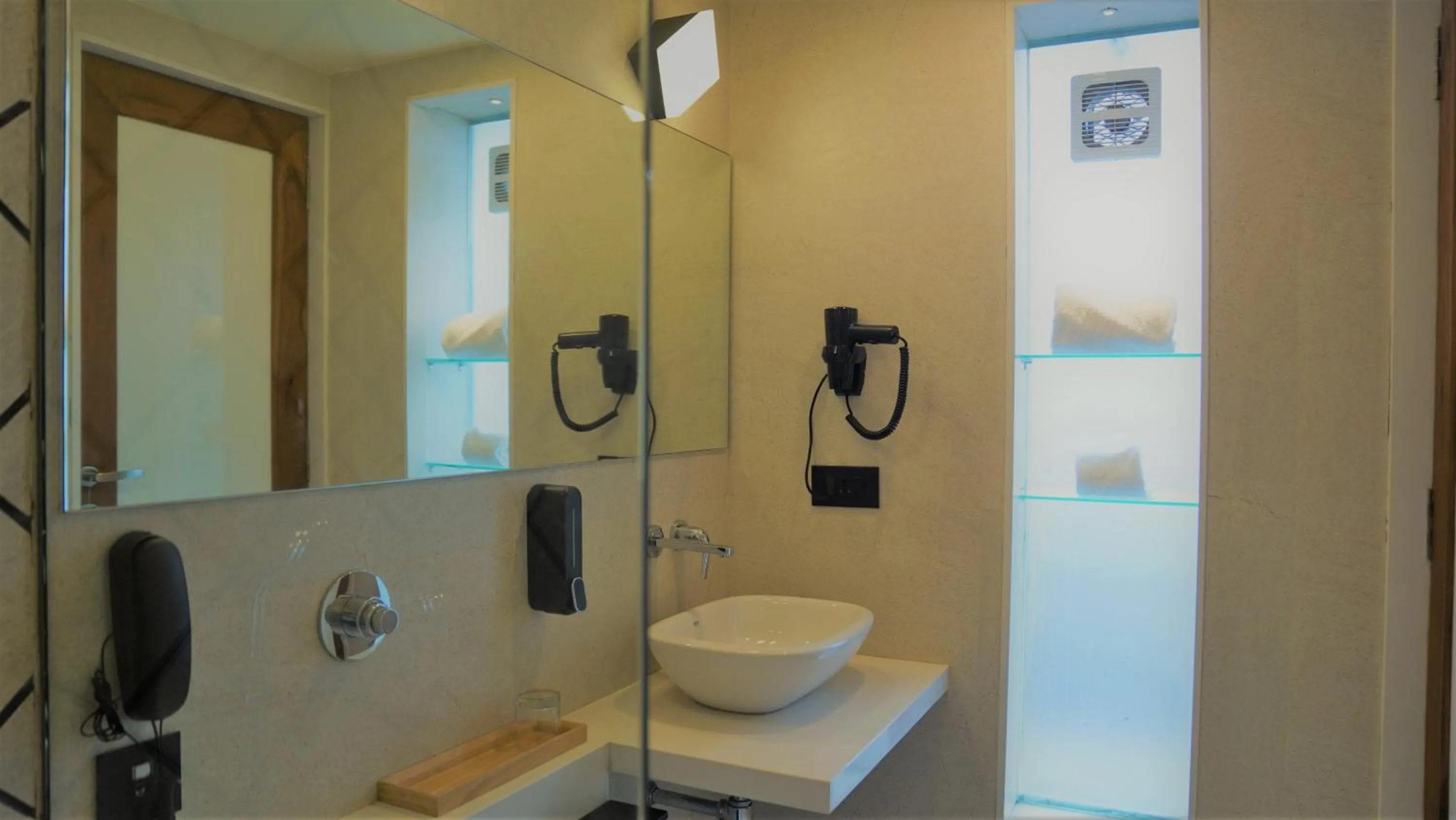 Deluxe Room - single occupancy in De Glance Hotel, Near Surat Railway Station