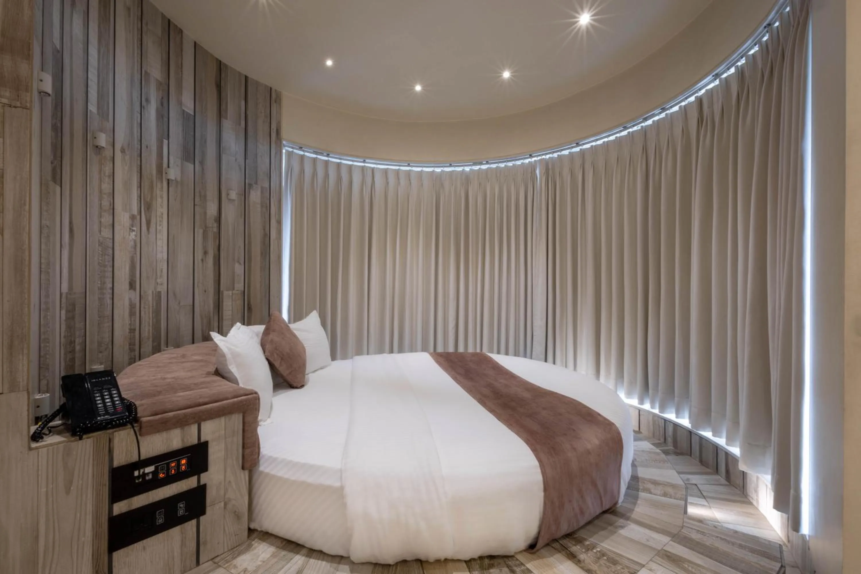 Bed in De Glance Hotel, Near Surat Railway Station