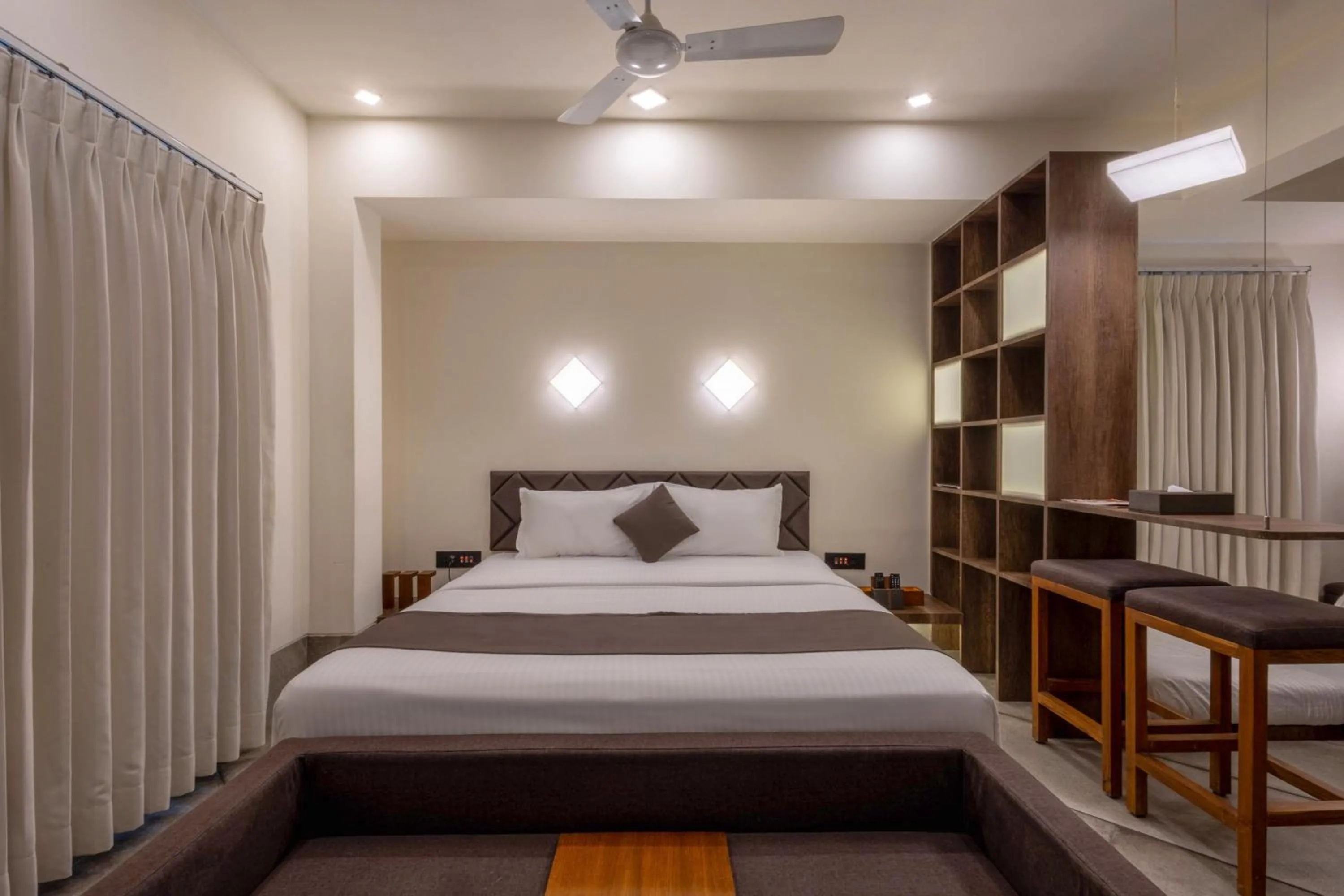 Bed in De Glance Hotel, Near Surat Railway Station
