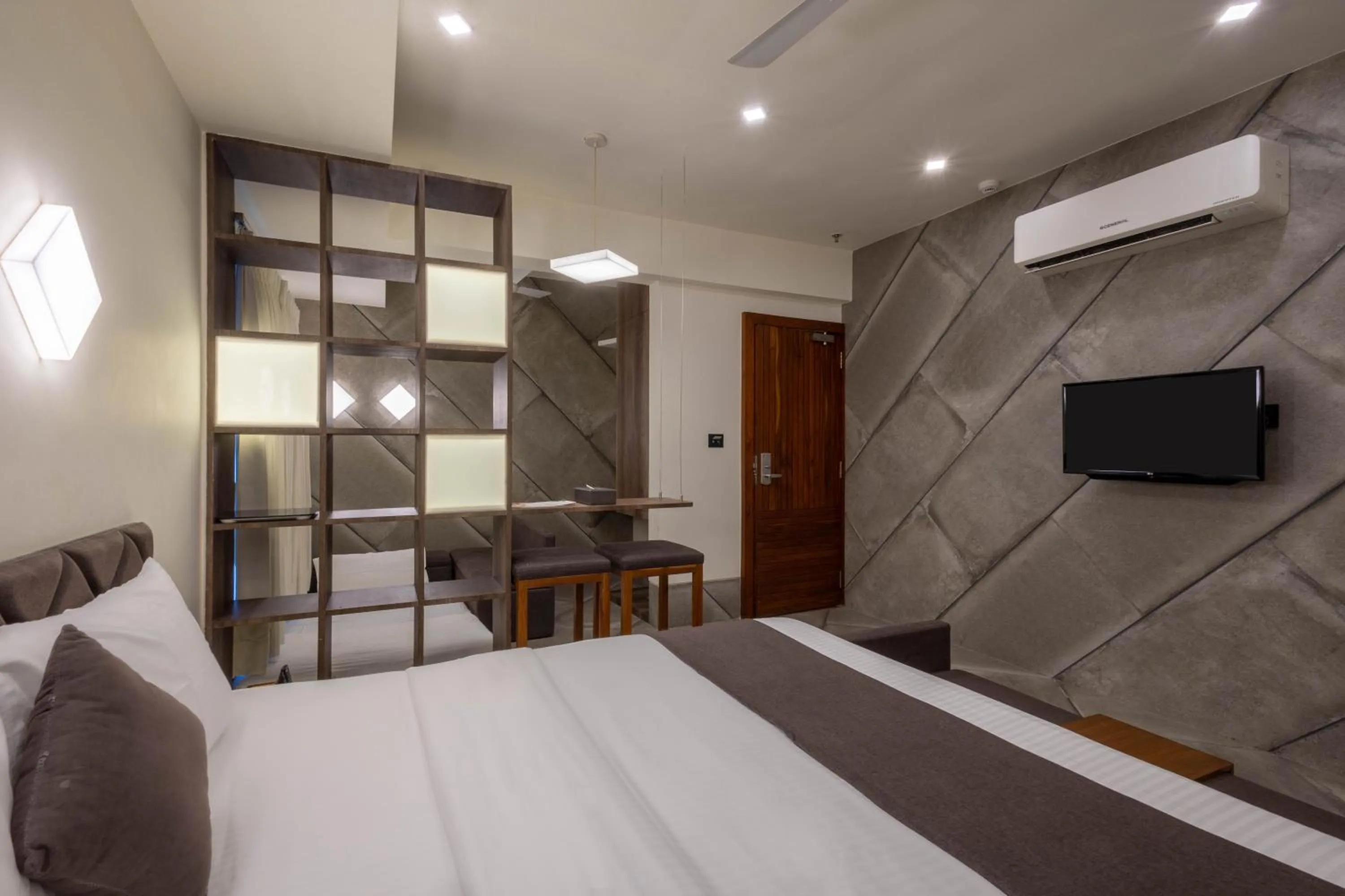 Bedroom, Bed in De Glance Hotel, Near Surat Railway Station