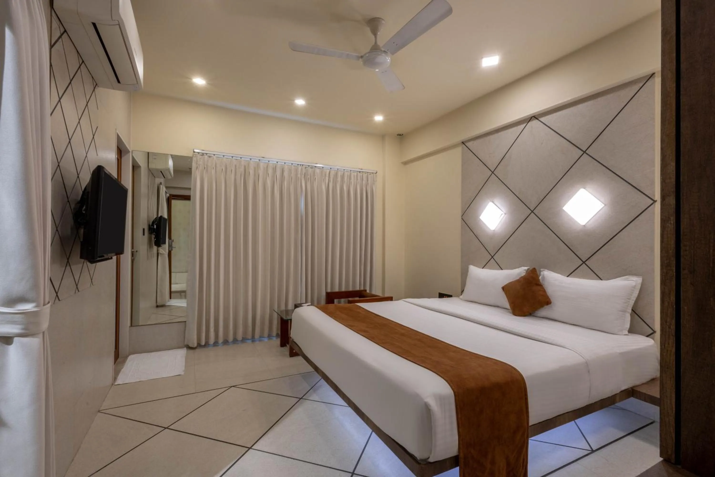 Bedroom, Bed in De Glance Hotel, Near Surat Railway Station