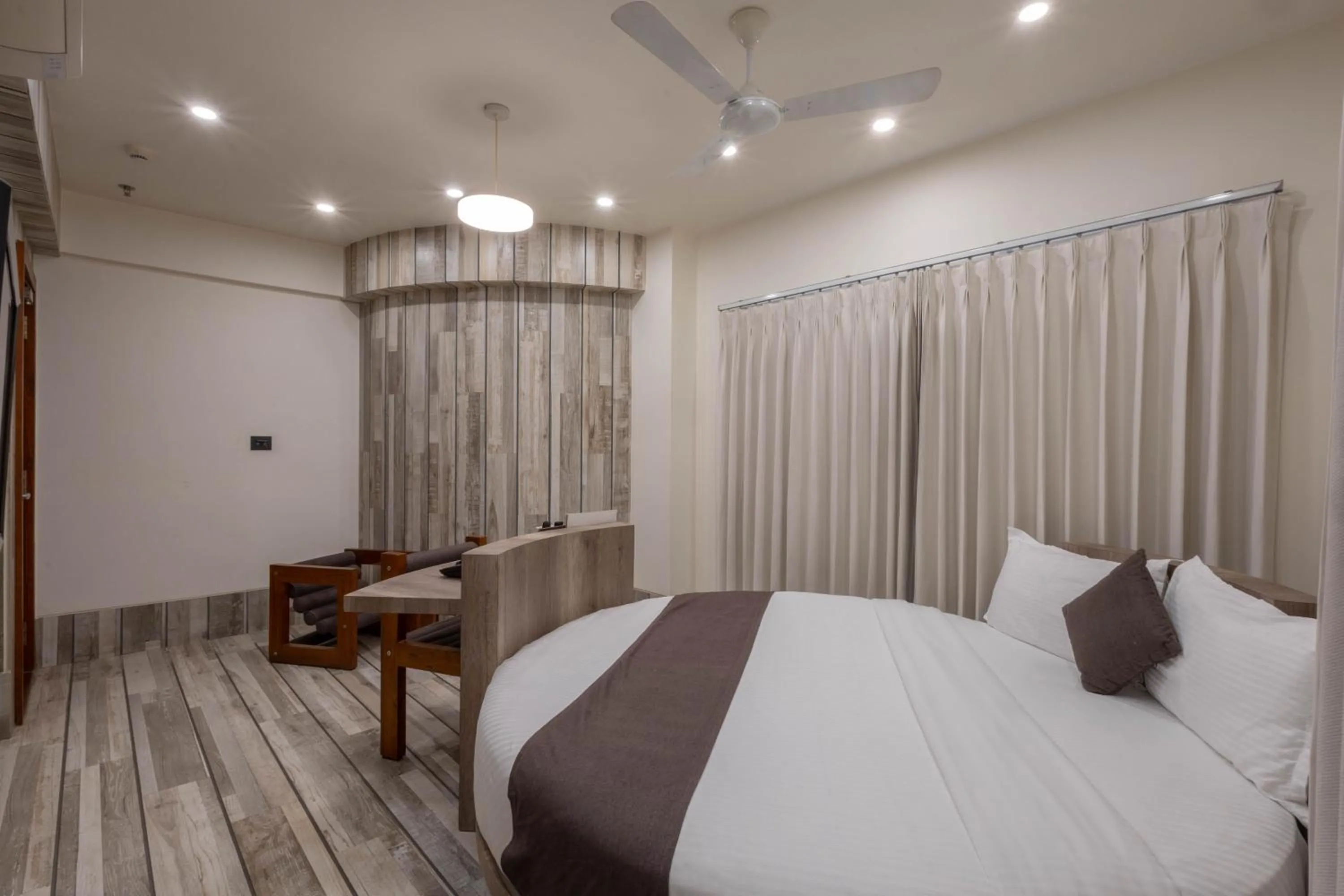 Bed in De Glance Hotel, Near Surat Railway Station