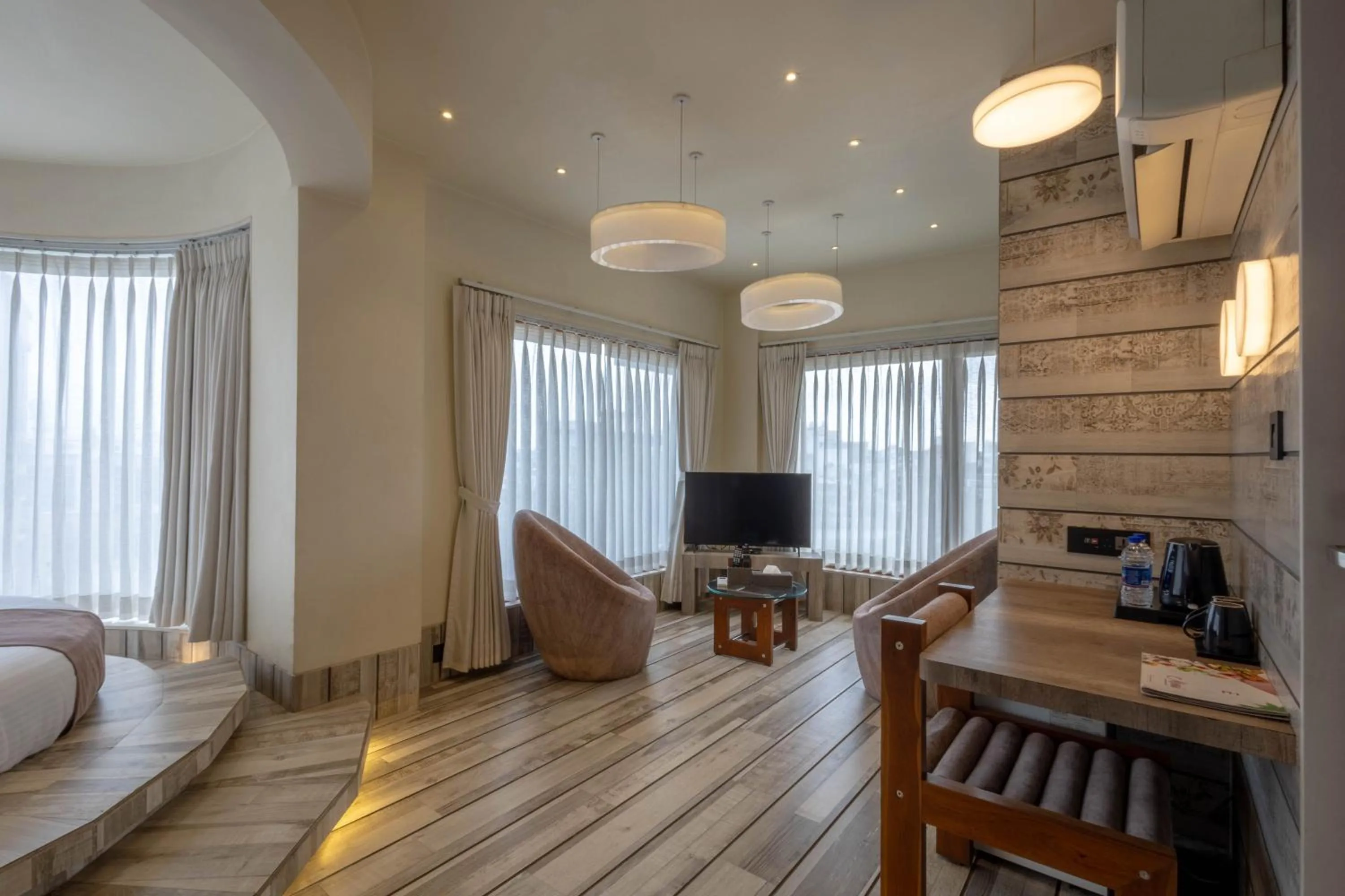 TV and multimedia, Bed in De Glance Hotel, Near Surat Railway Station