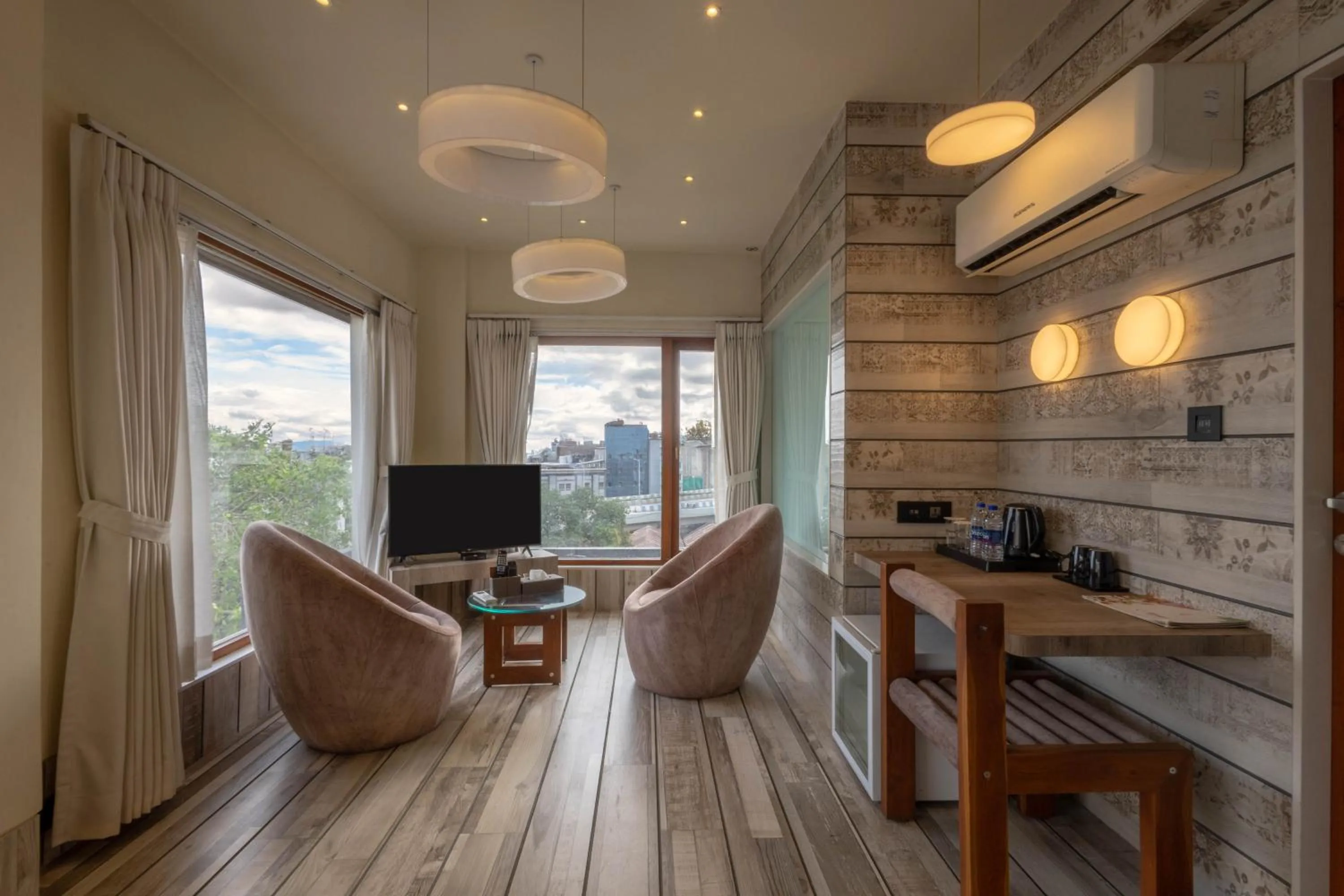 TV and multimedia in De Glance Hotel, Near Surat Railway Station