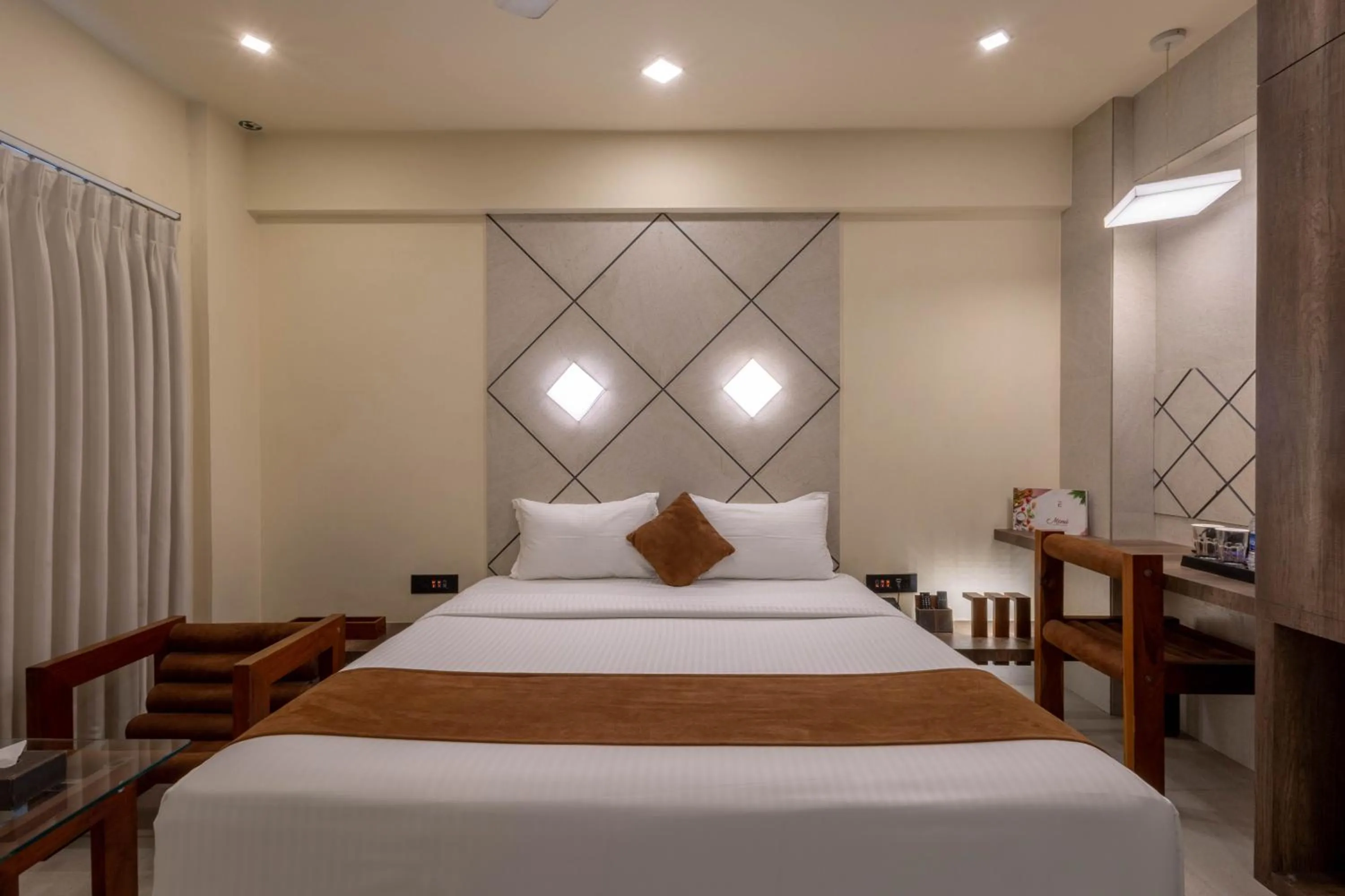 Bed in De Glance Hotel, Near Surat Railway Station