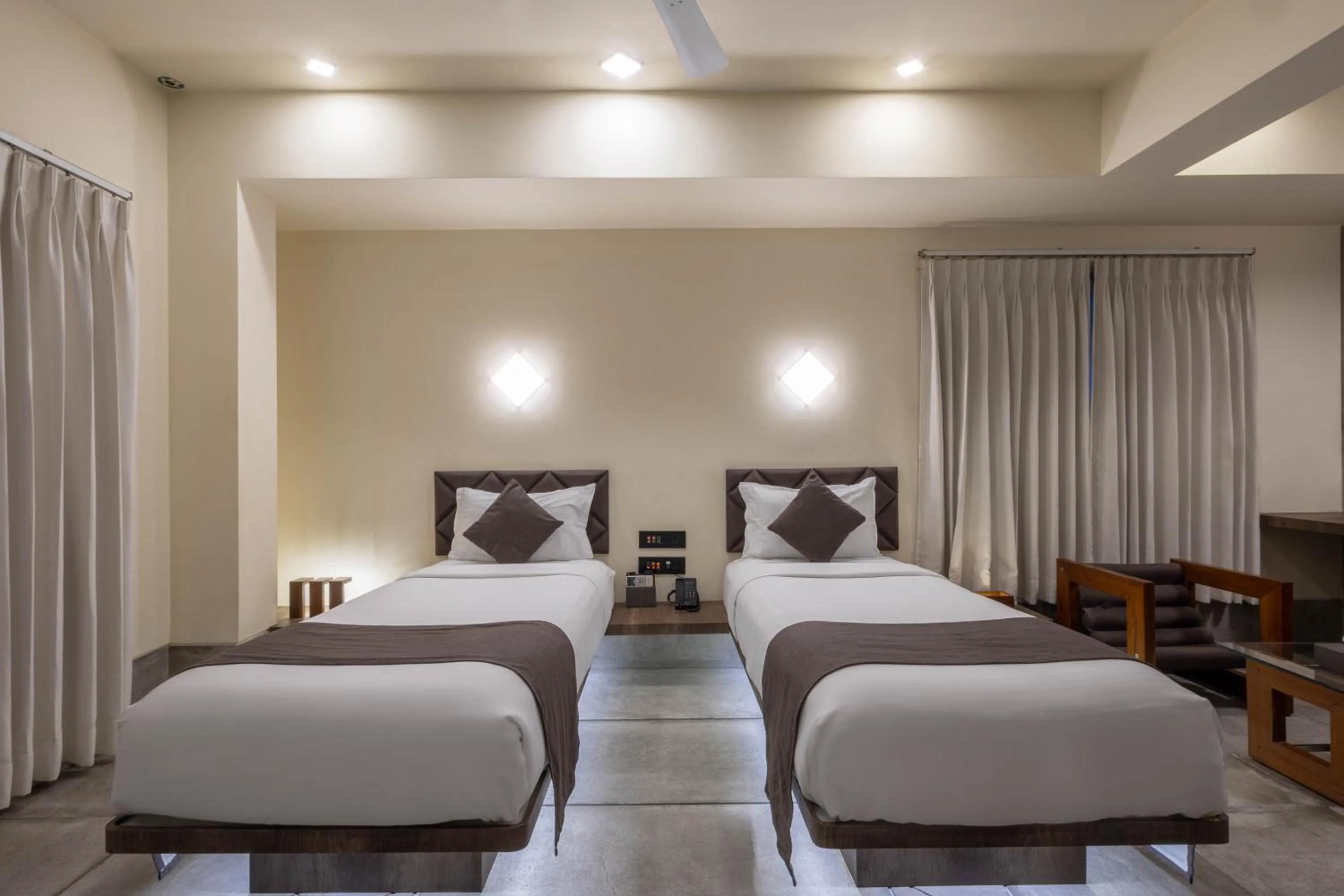 Bedroom, Bed in De Glance Hotel, Near Surat Railway Station