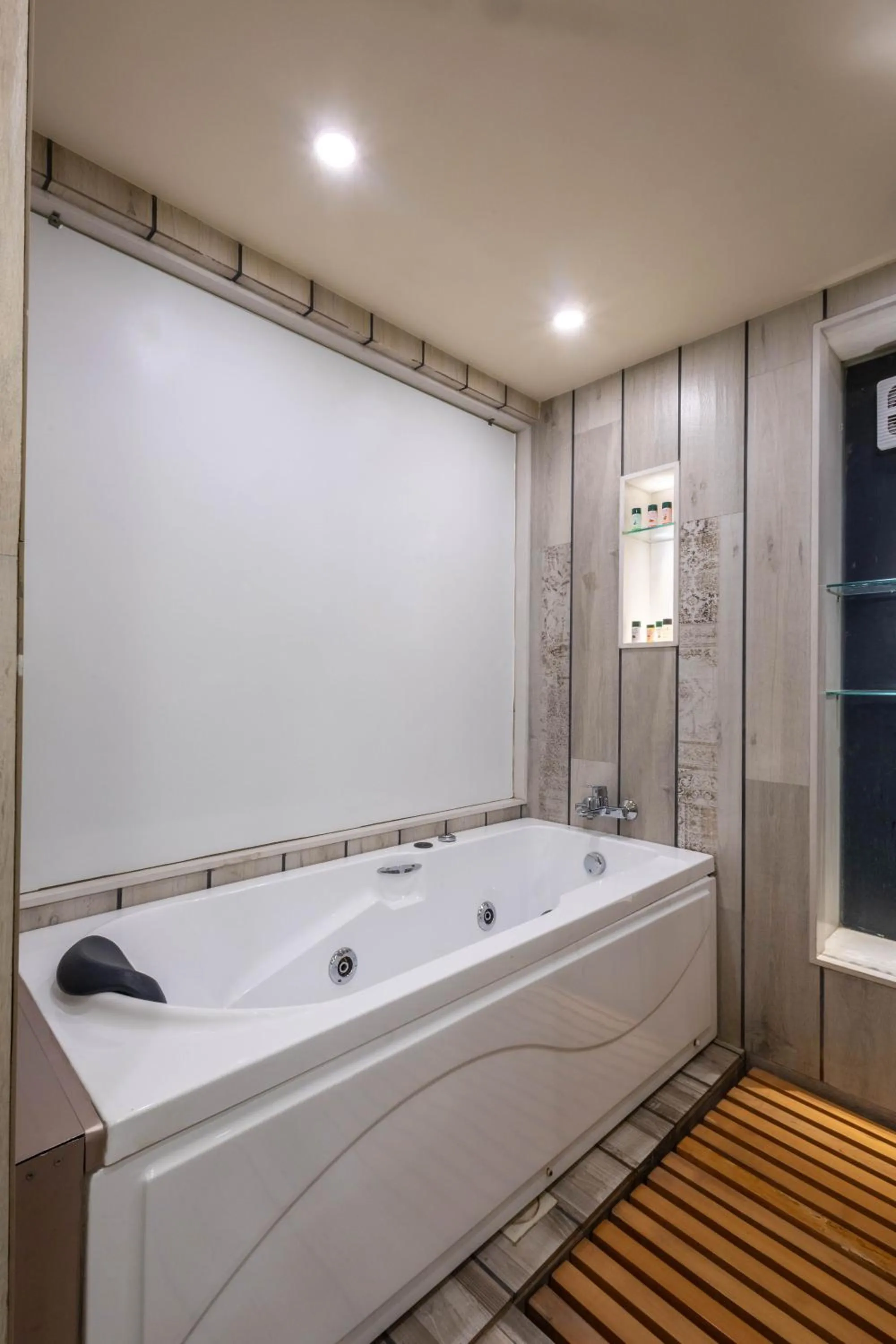 Bath in De Glance Hotel, Near Surat Railway Station