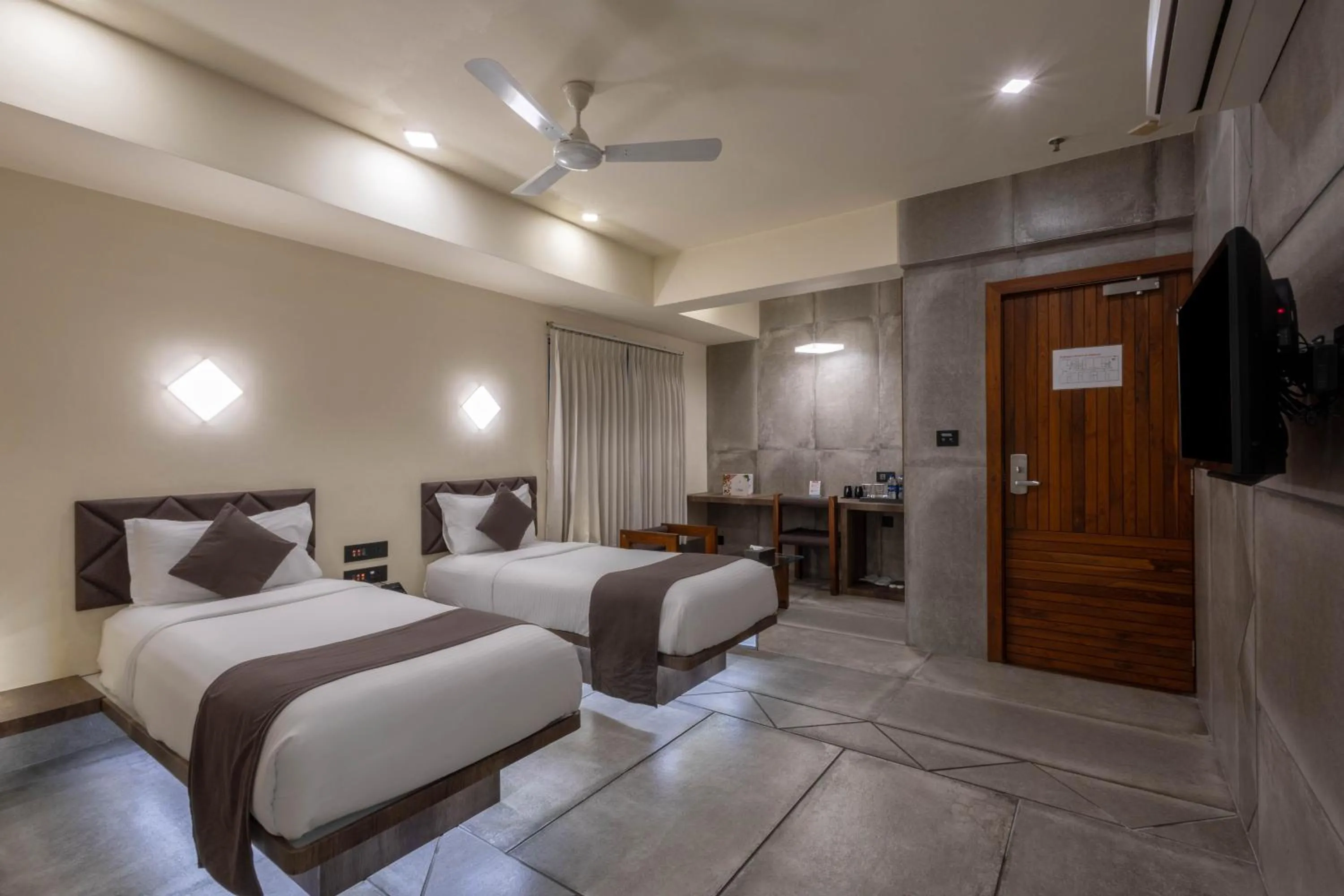 Bedroom, Bed in De Glance Hotel, Near Surat Railway Station