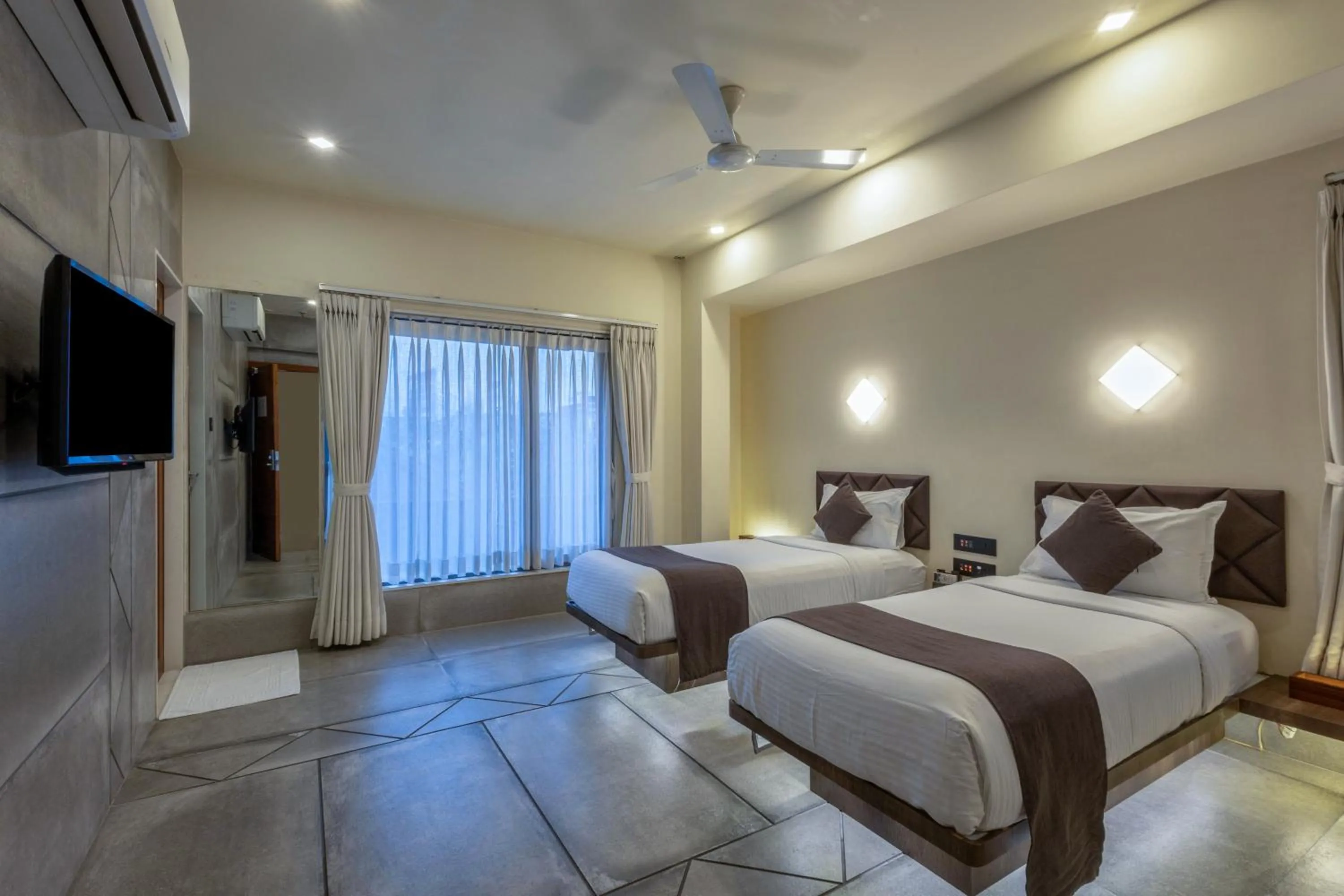 Bedroom, Bed in De Glance Hotel, Near Surat Railway Station