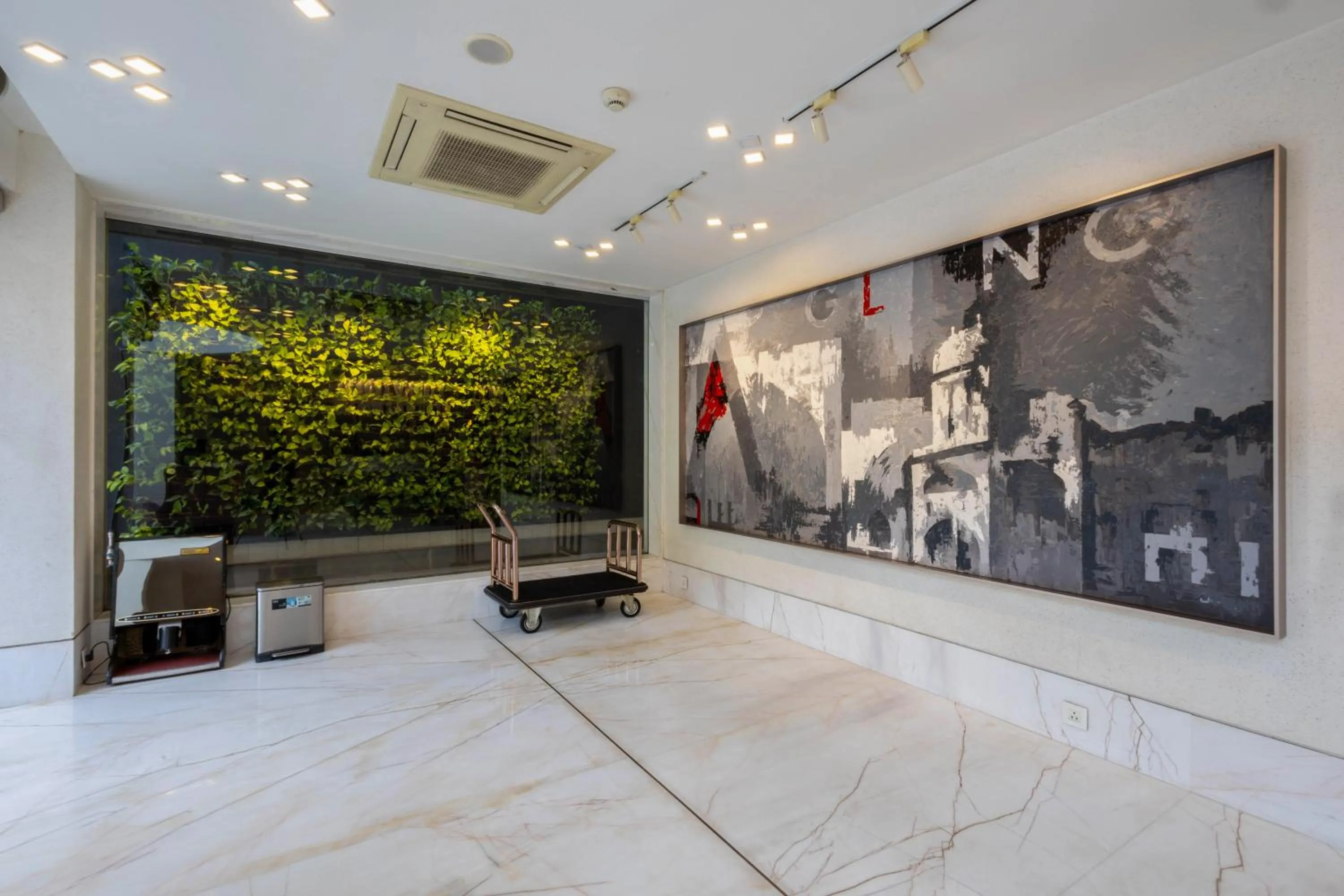 De Glance Hotel, Near Surat Railway Station