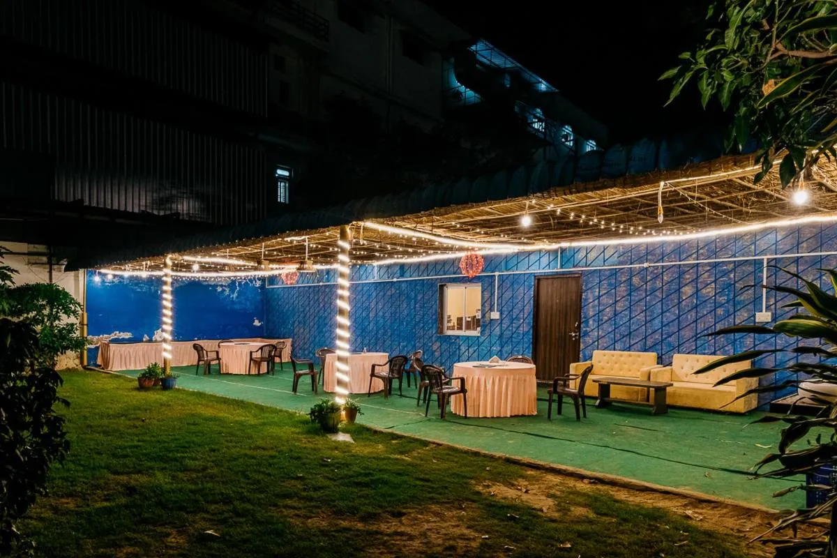 Restaurant/places to eat in Aditya Palace