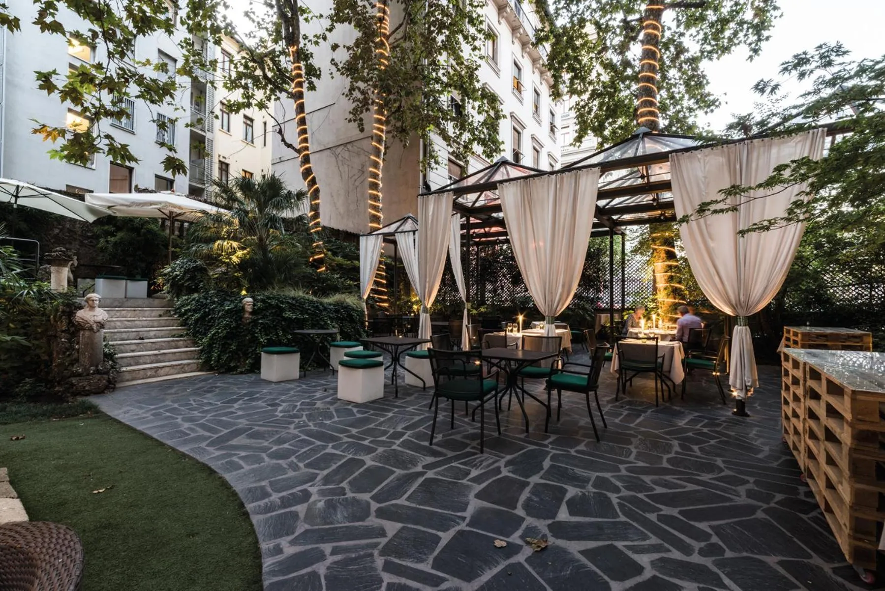 Restaurant/places to eat in Hotel Manin