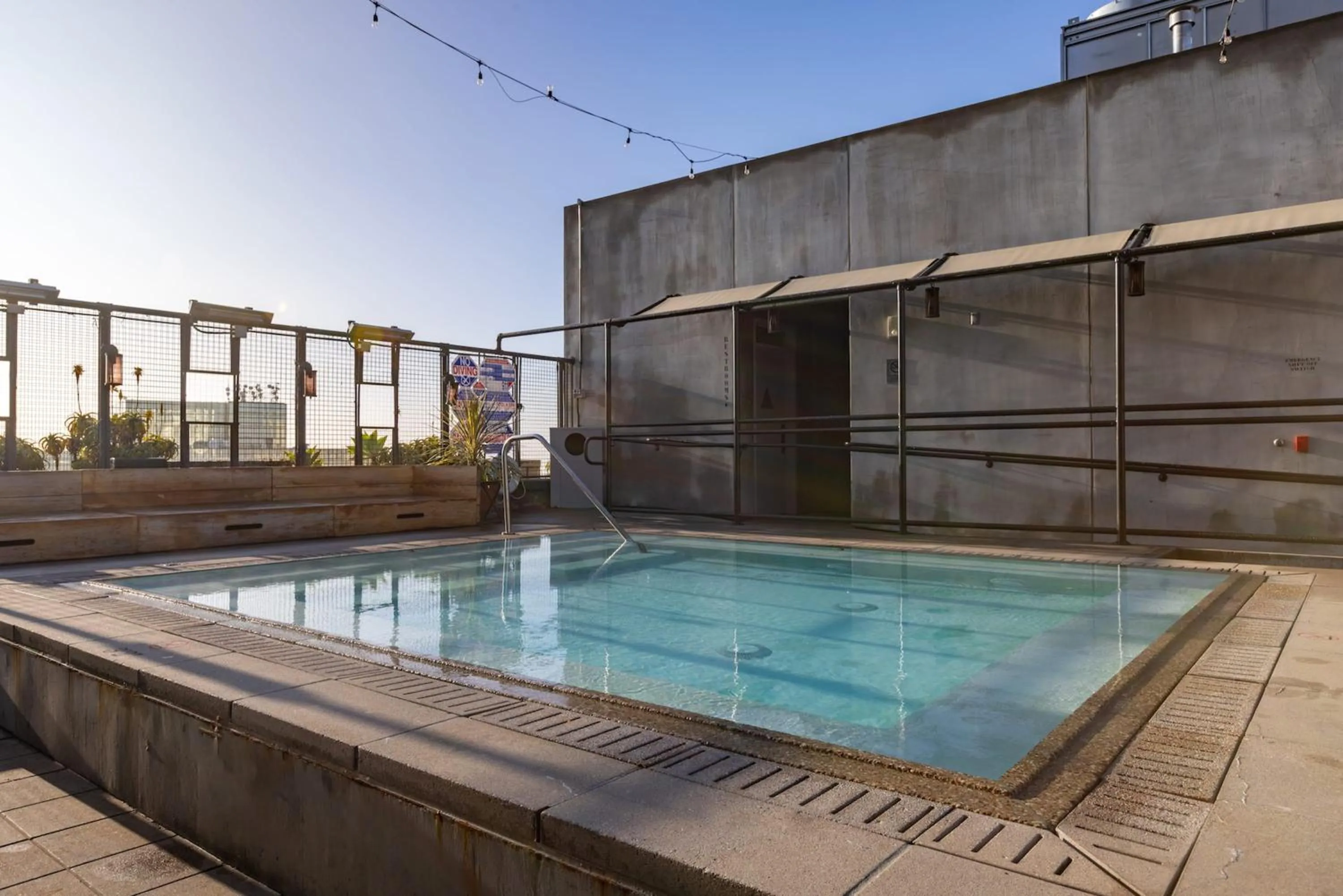 Swimming pool in Stile Downtown Los Angeles By Kasa