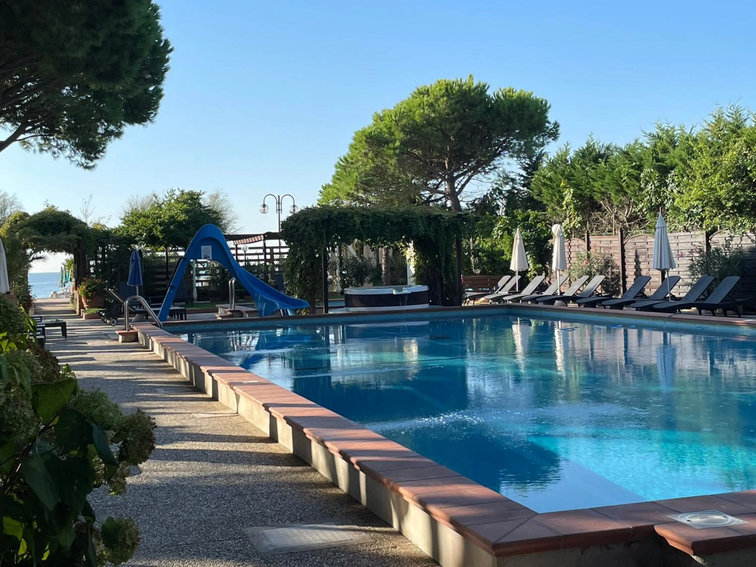 Swimming pool in Hotel Viña del Mar Pineta