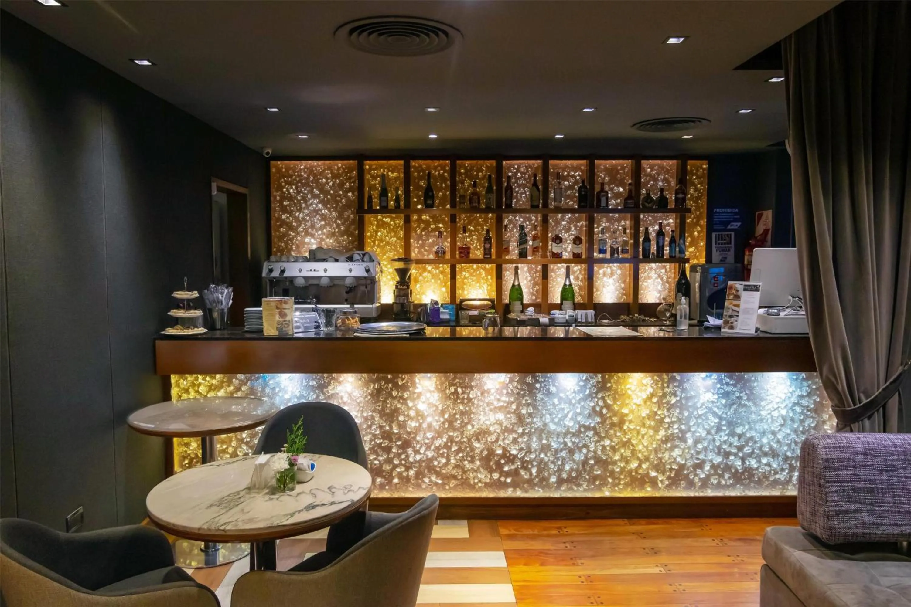 Lounge or bar in Ramada Plaza by Wyndham Tucuman