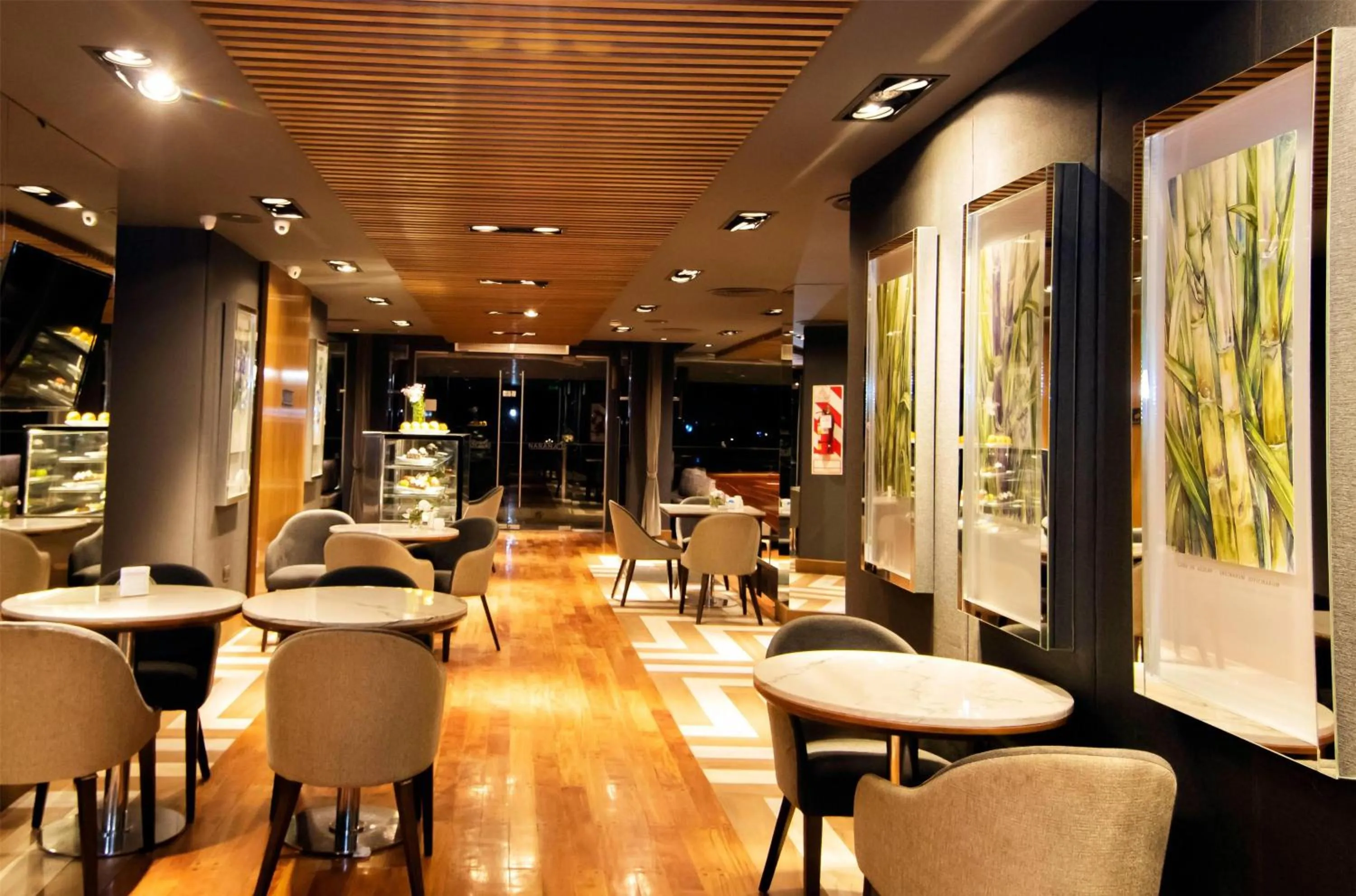 Lounge or bar in Ramada Plaza by Wyndham Tucuman