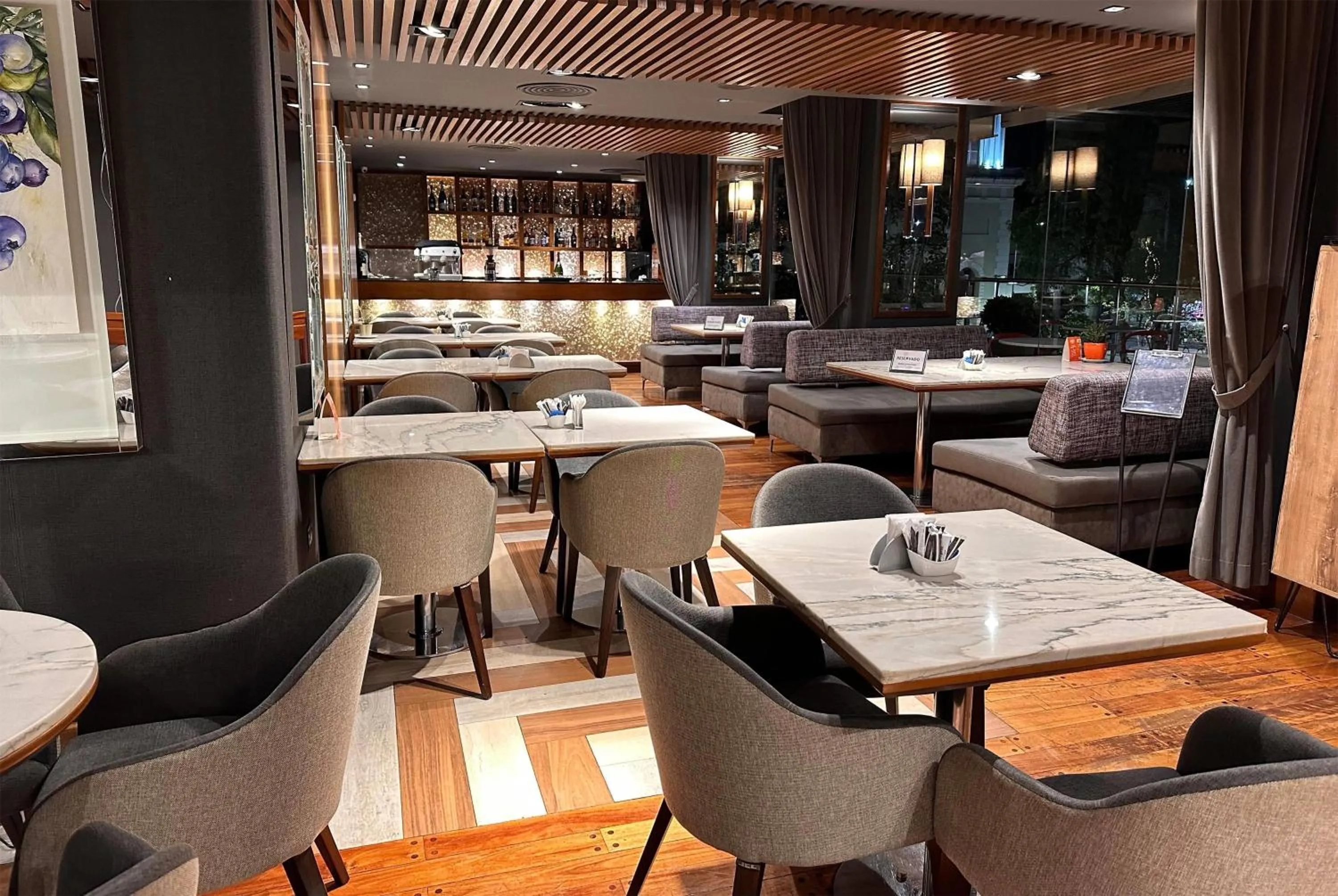 Lounge or bar in Ramada Plaza by Wyndham Tucuman