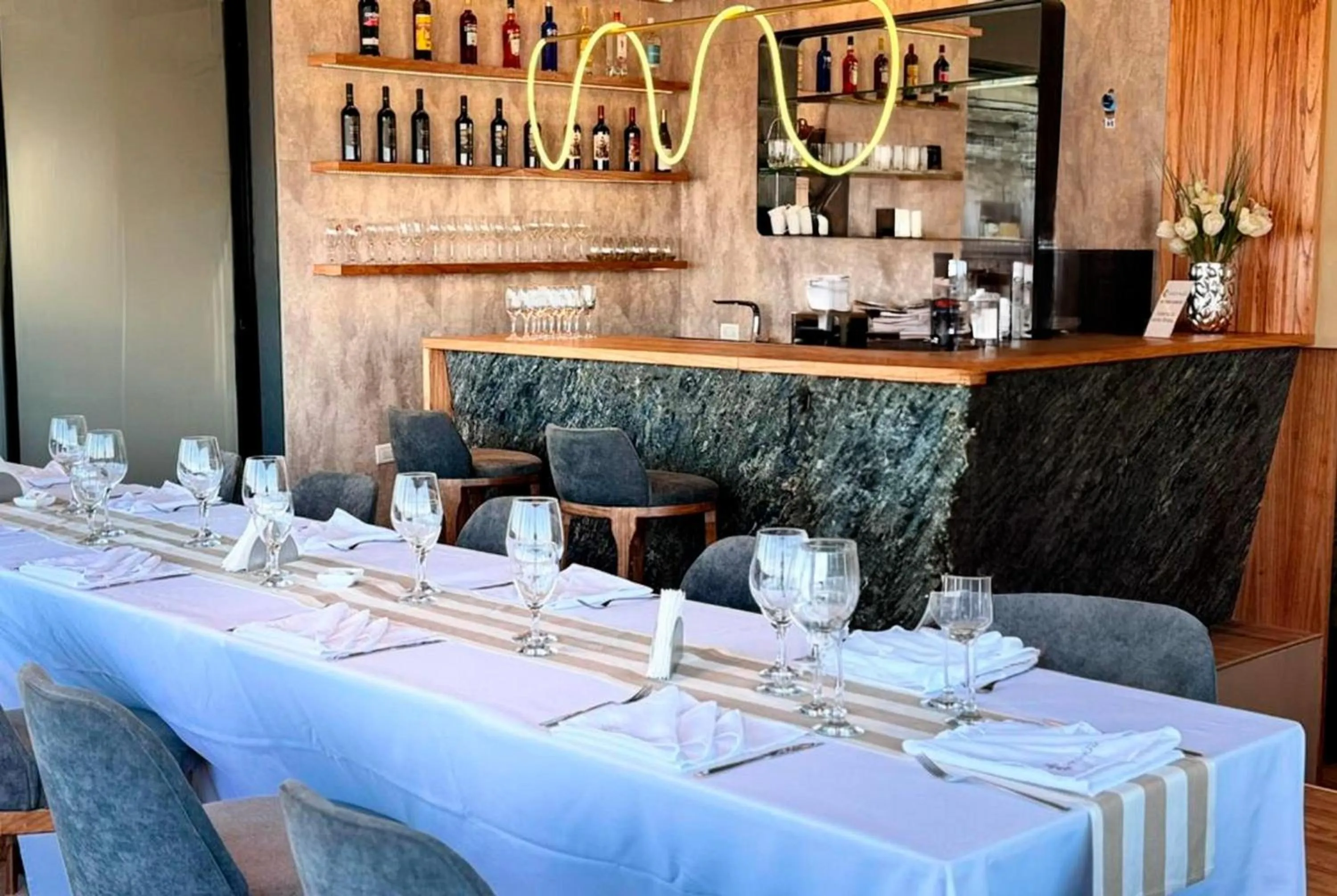 Lounge or bar in Ramada Plaza by Wyndham Tucuman