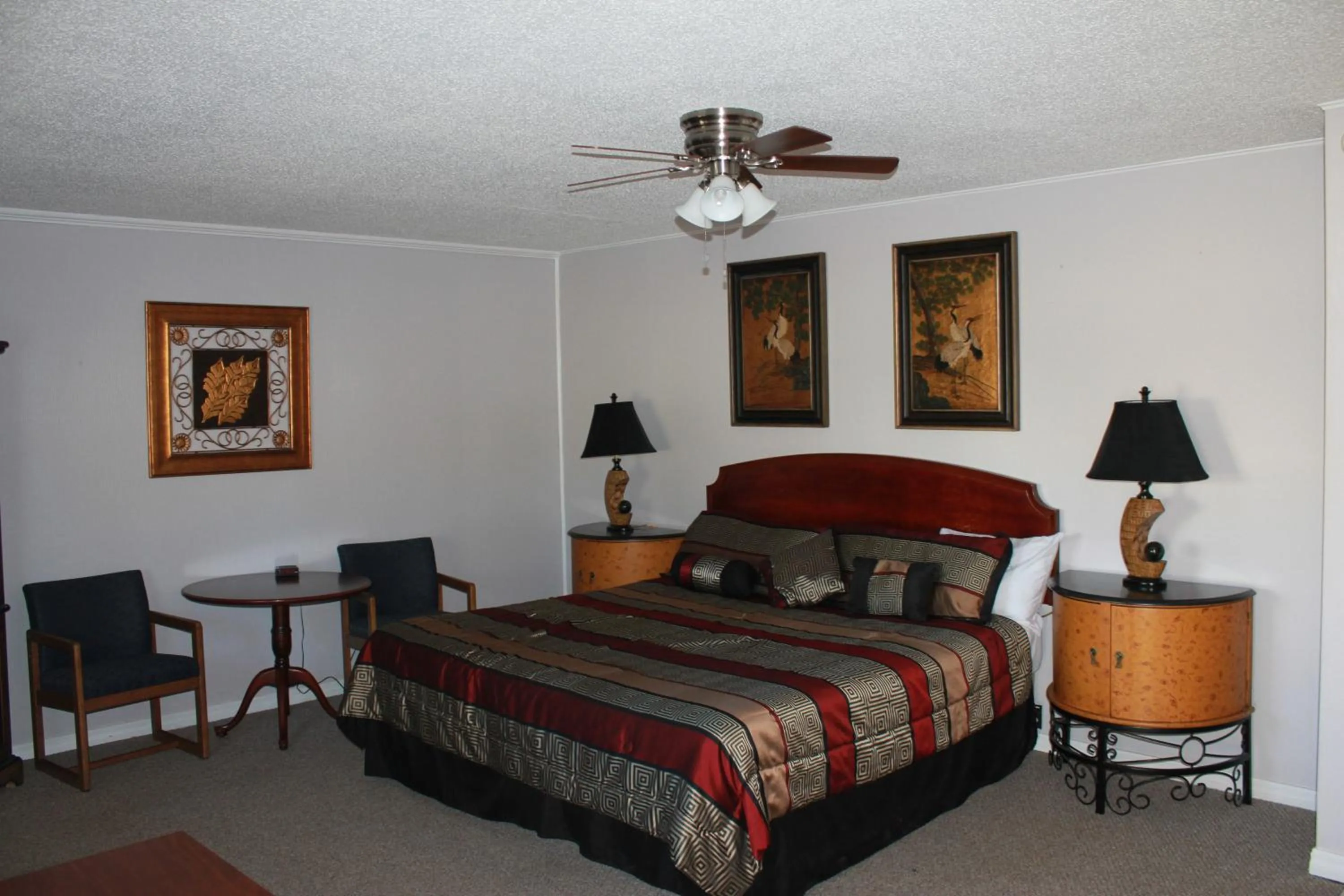 Photo of the whole room, Bed in Brydan Suites