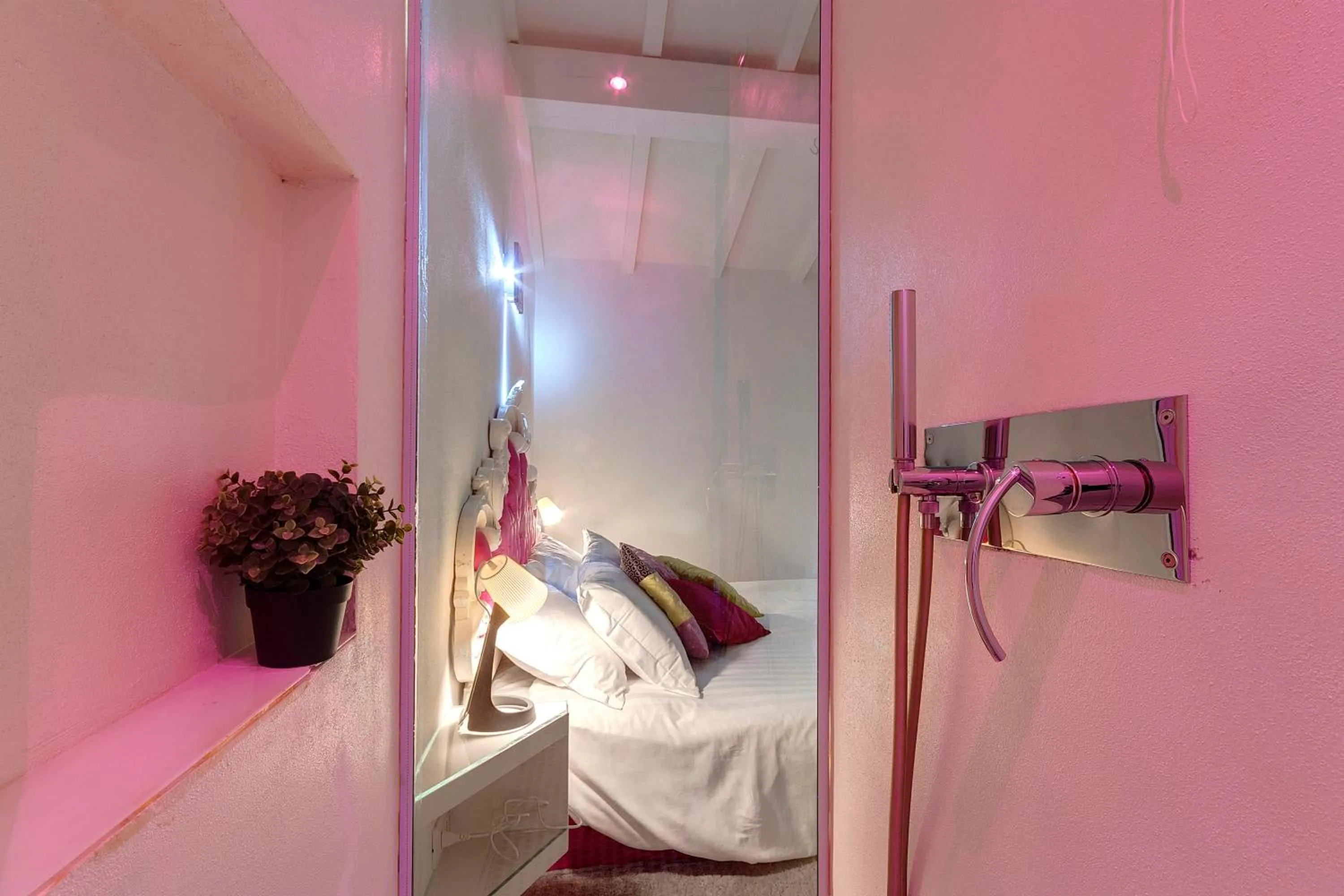 Bathroom in Victor Apartment by Mamo Florence