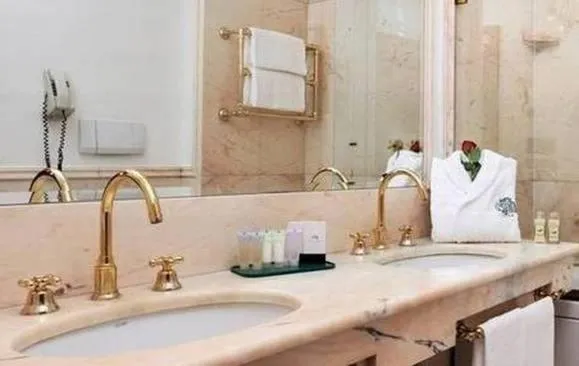 Bathroom in Hotel Mecenate Palace