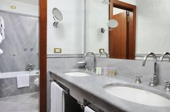 Bathroom in Hotel Mecenate Palace