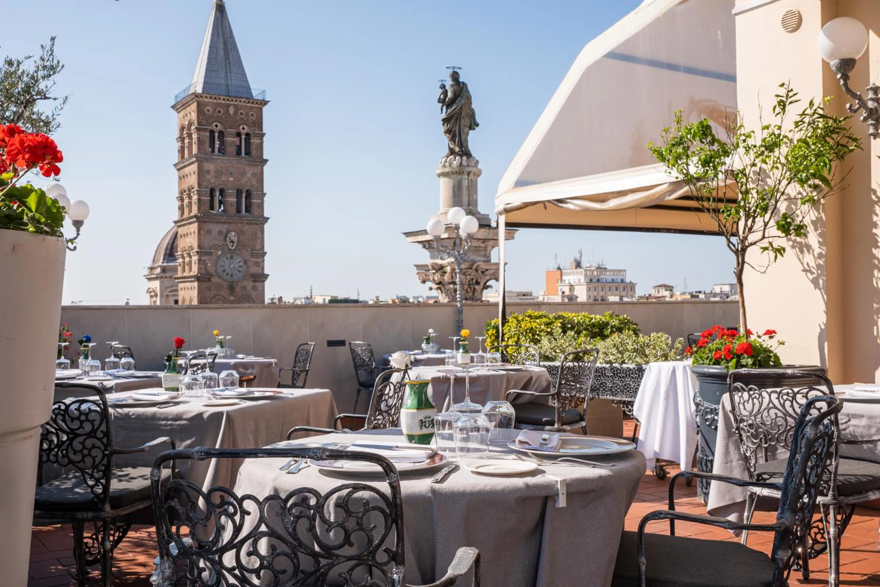 Restaurant/places to eat in Hotel Mecenate Palace