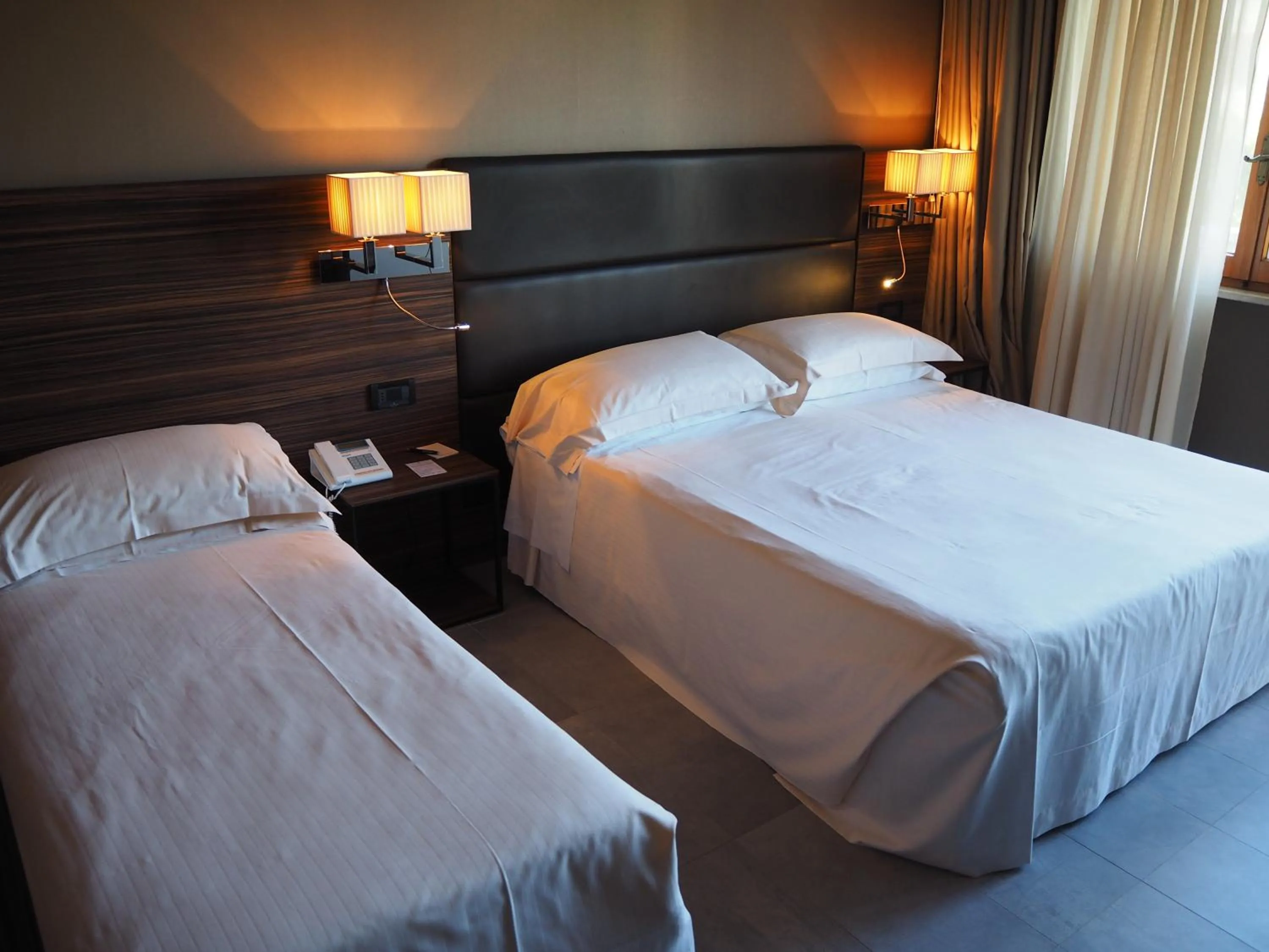 Photo of the whole room, Bed in Waldorf Suite Hotel