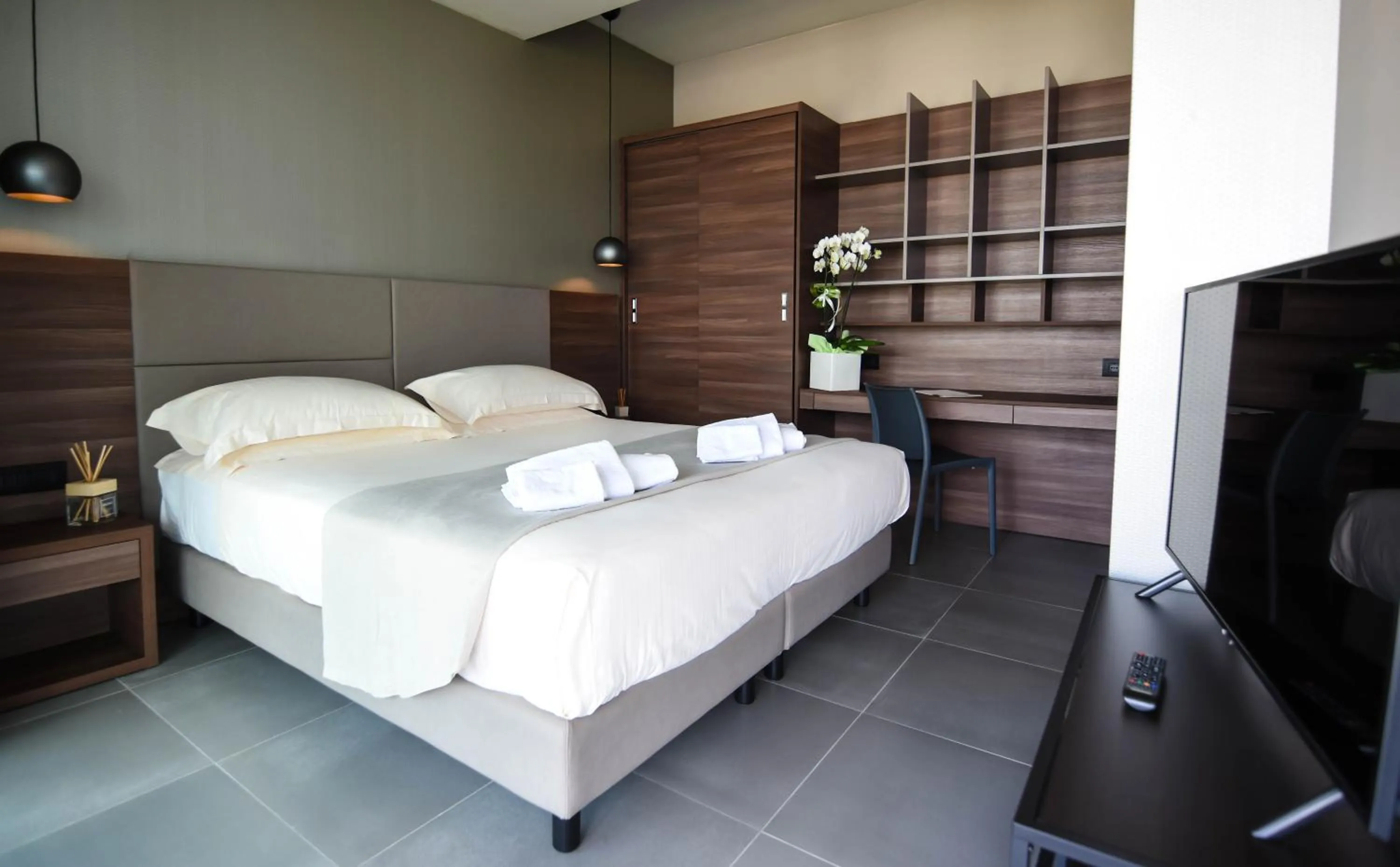 Bedroom, Bed in Waldorf Suite Hotel