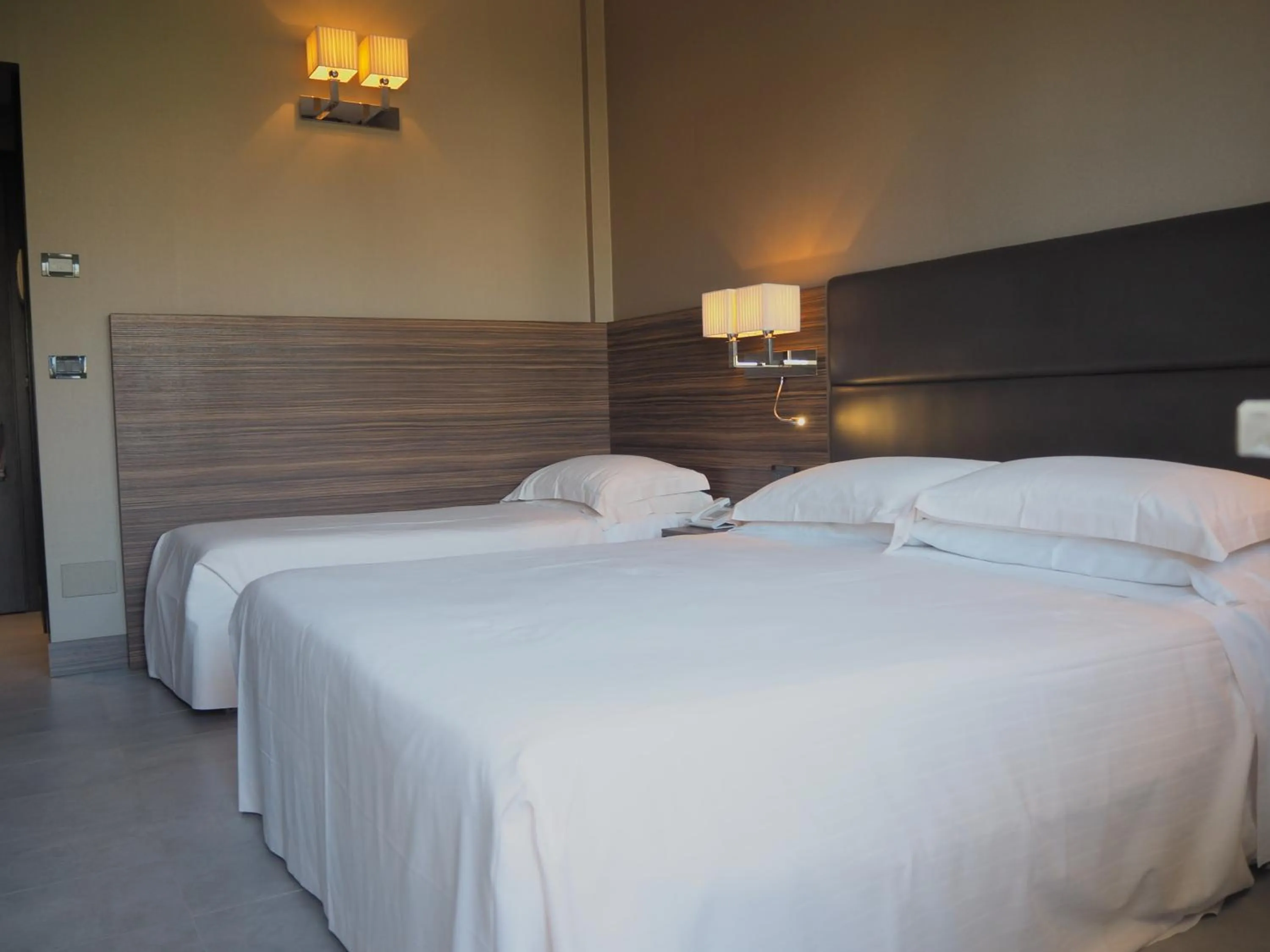 Bed in Waldorf Suite Hotel