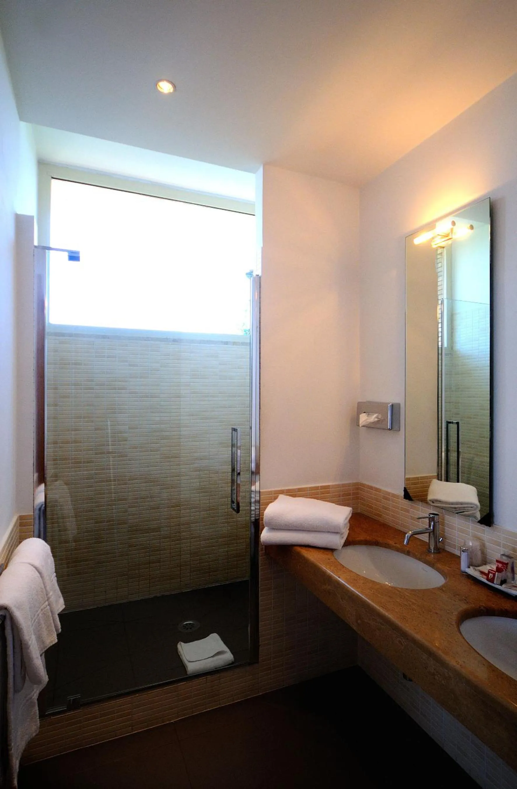 Shower, Bed in Best Western Hotel Globus