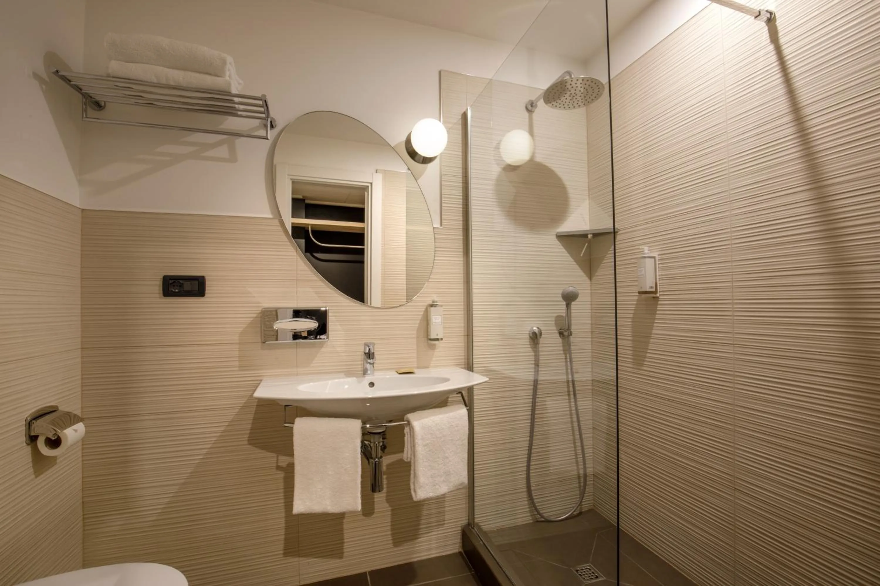 Bathroom in Best Western Hotel Globus