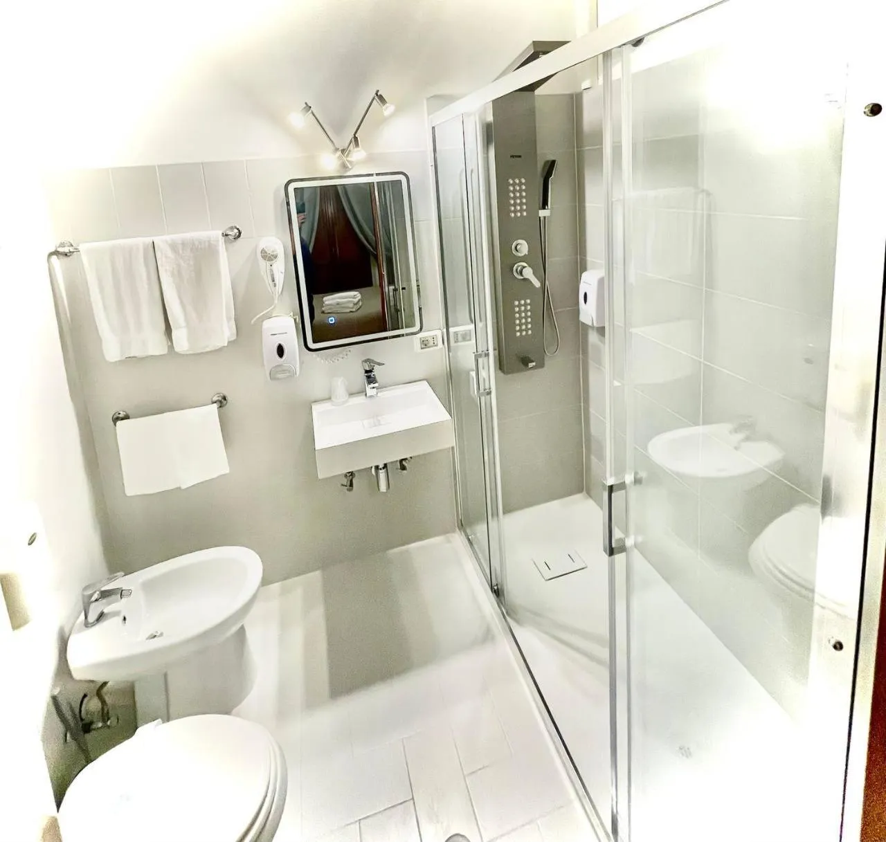 Shower in Hotel S. Ercolano