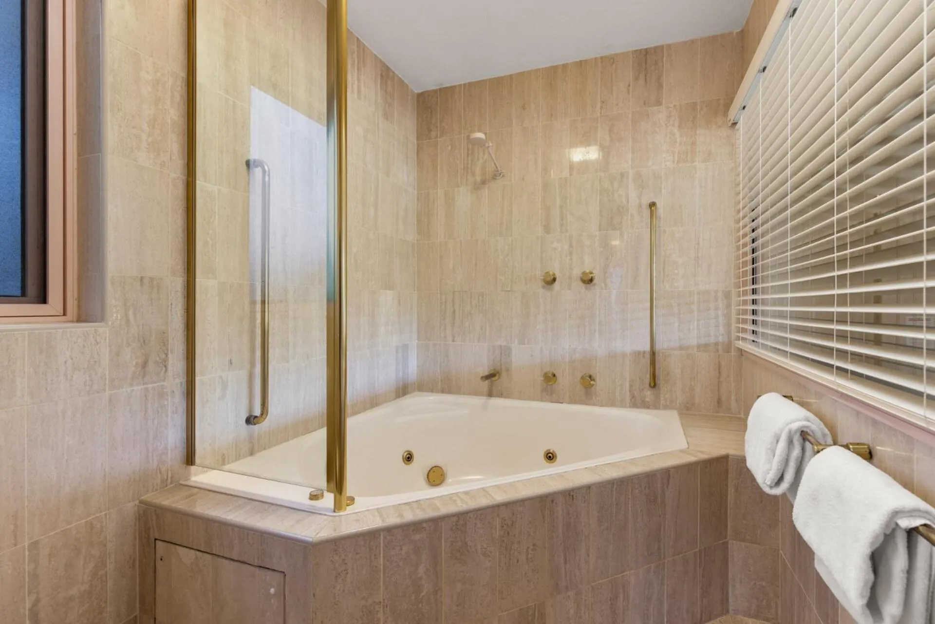 Shower in Charlesworth Bay Beach Resort