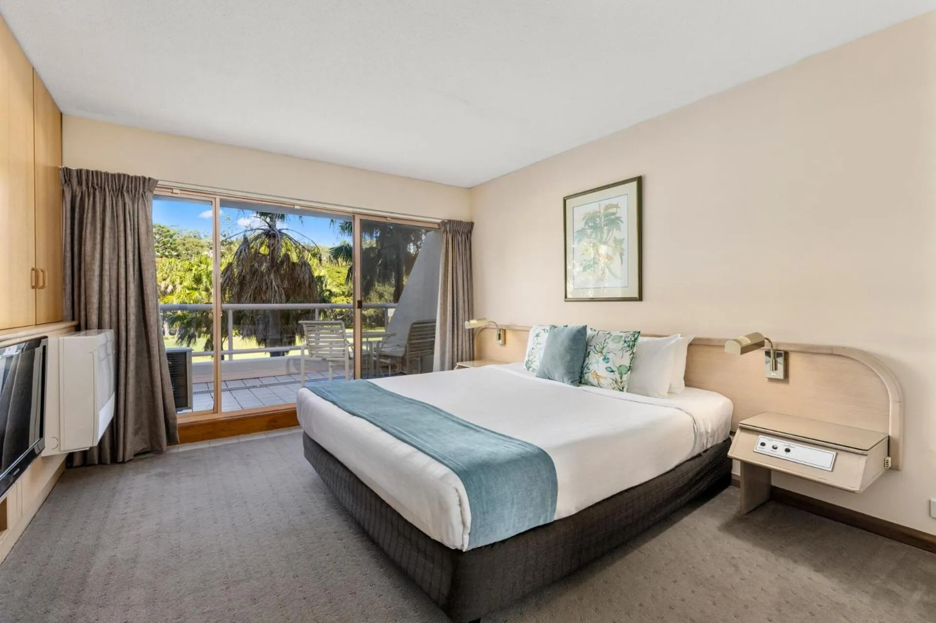 Bed in Charlesworth Bay Beach Resort