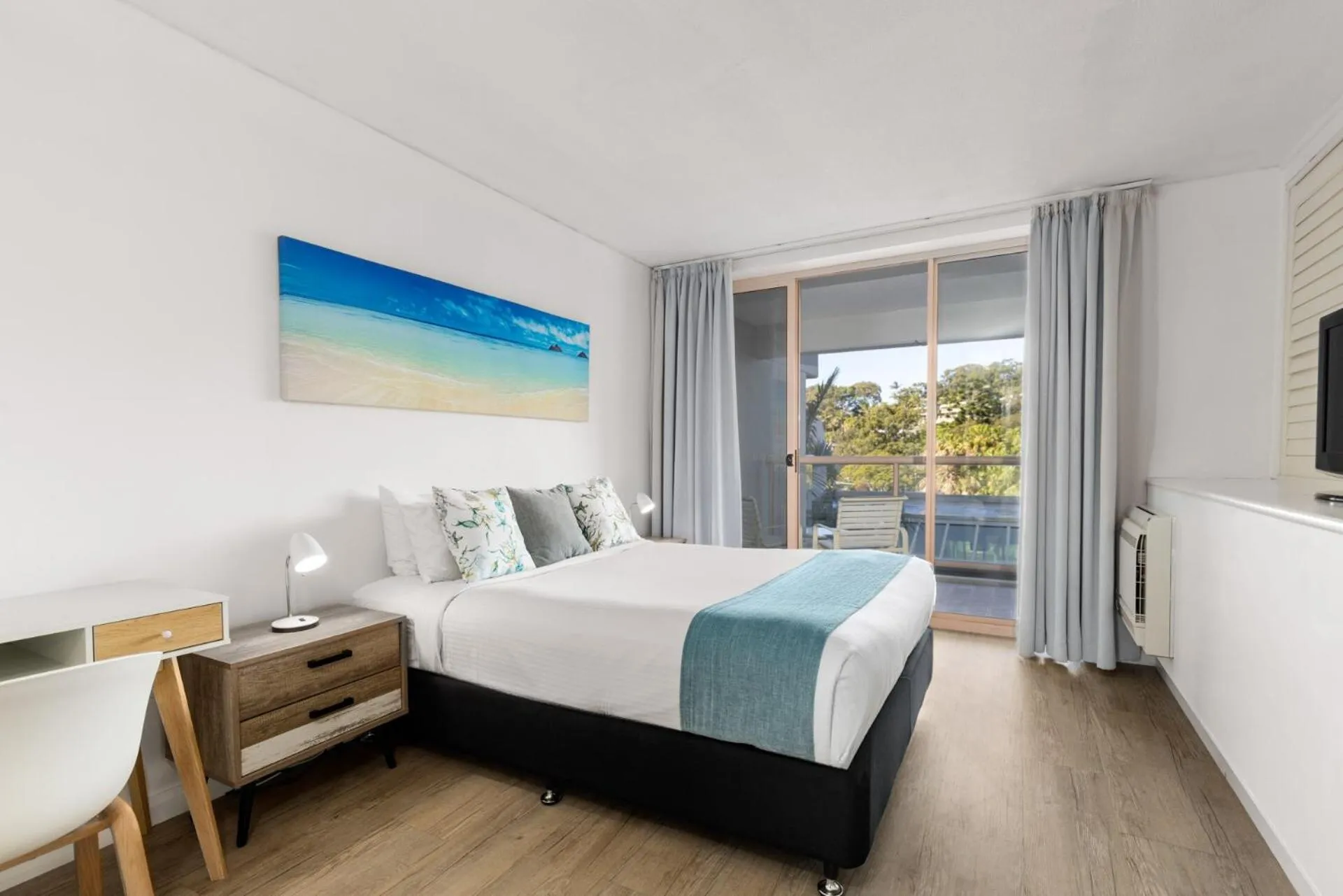 Bed in Charlesworth Bay Beach Resort