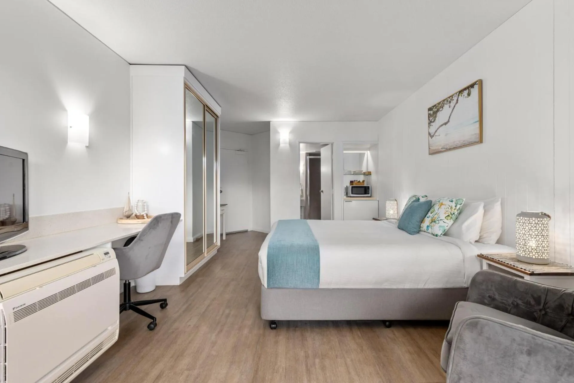 Bed in Charlesworth Bay Beach Resort