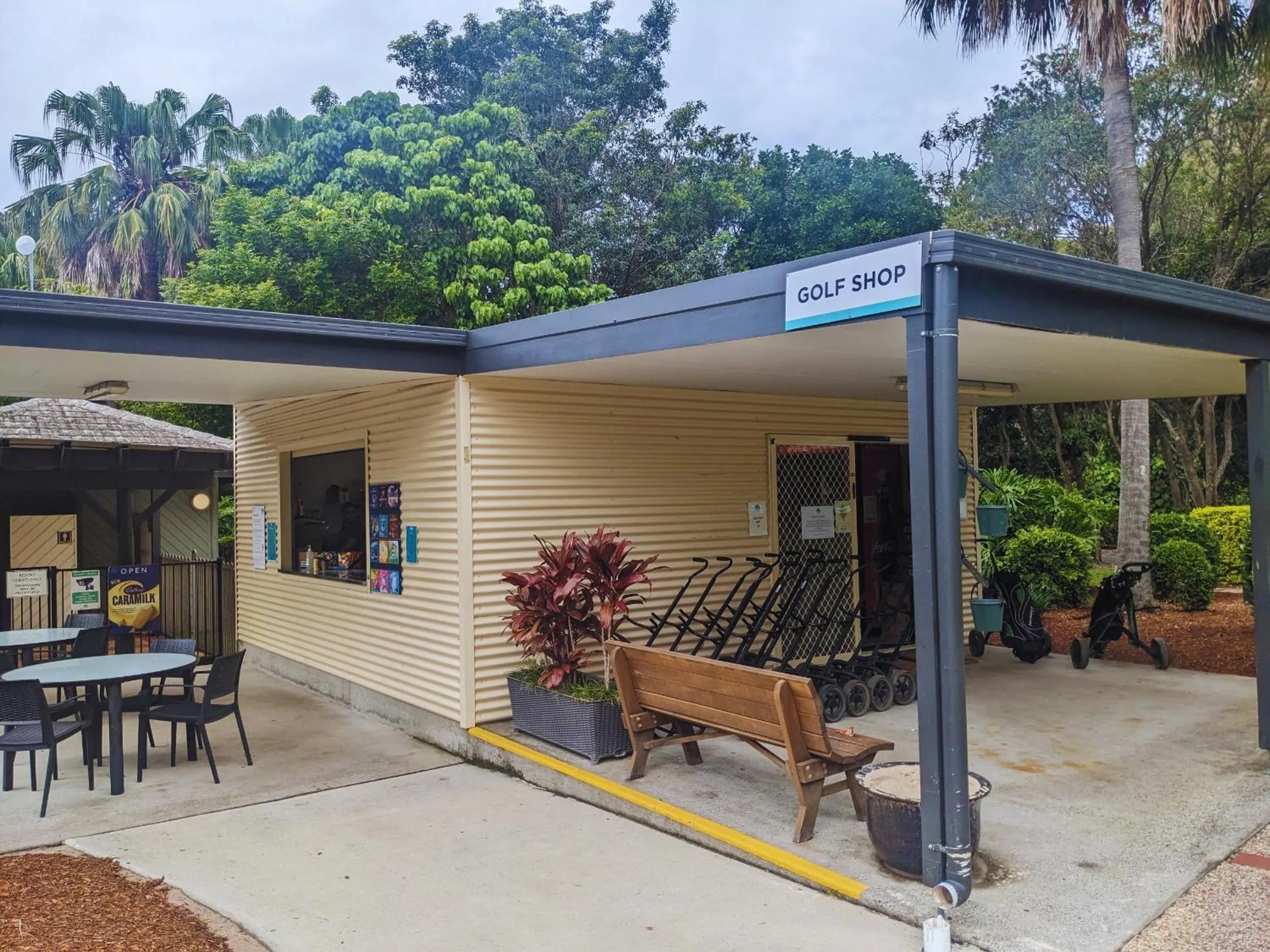 Restaurant/places to eat in Charlesworth Bay Beach Resort