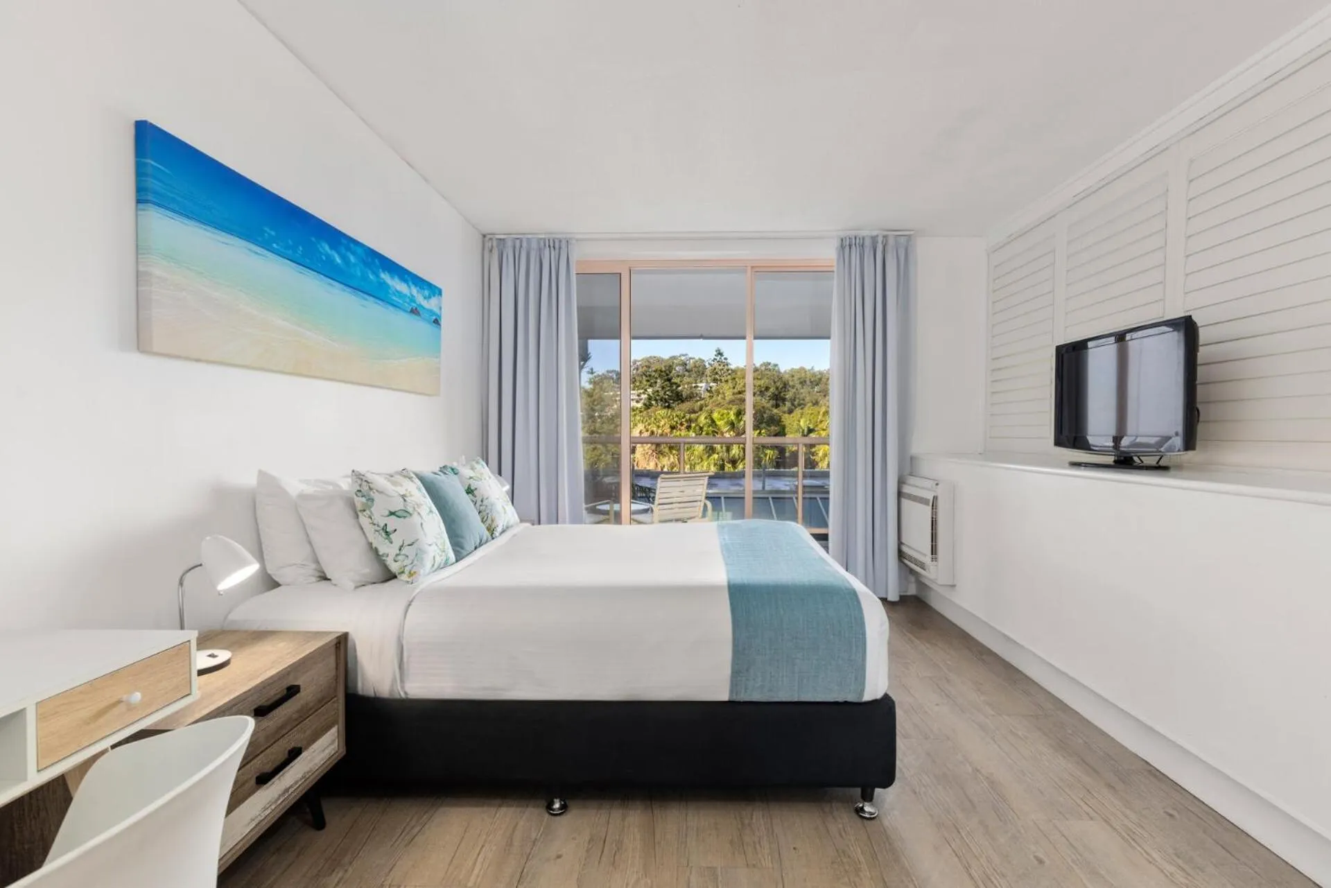 Bed in Charlesworth Bay Beach Resort