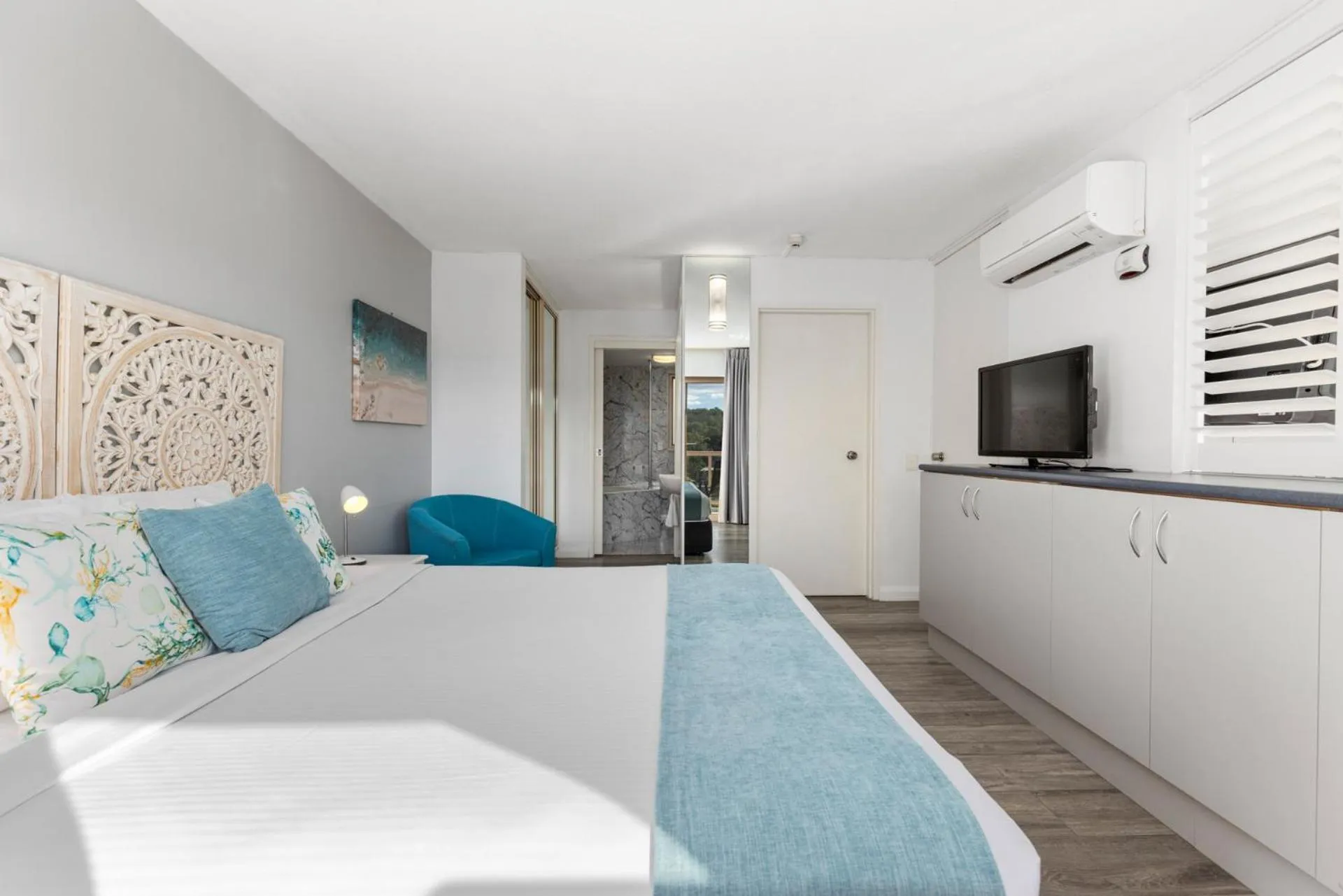 Bed in Charlesworth Bay Beach Resort