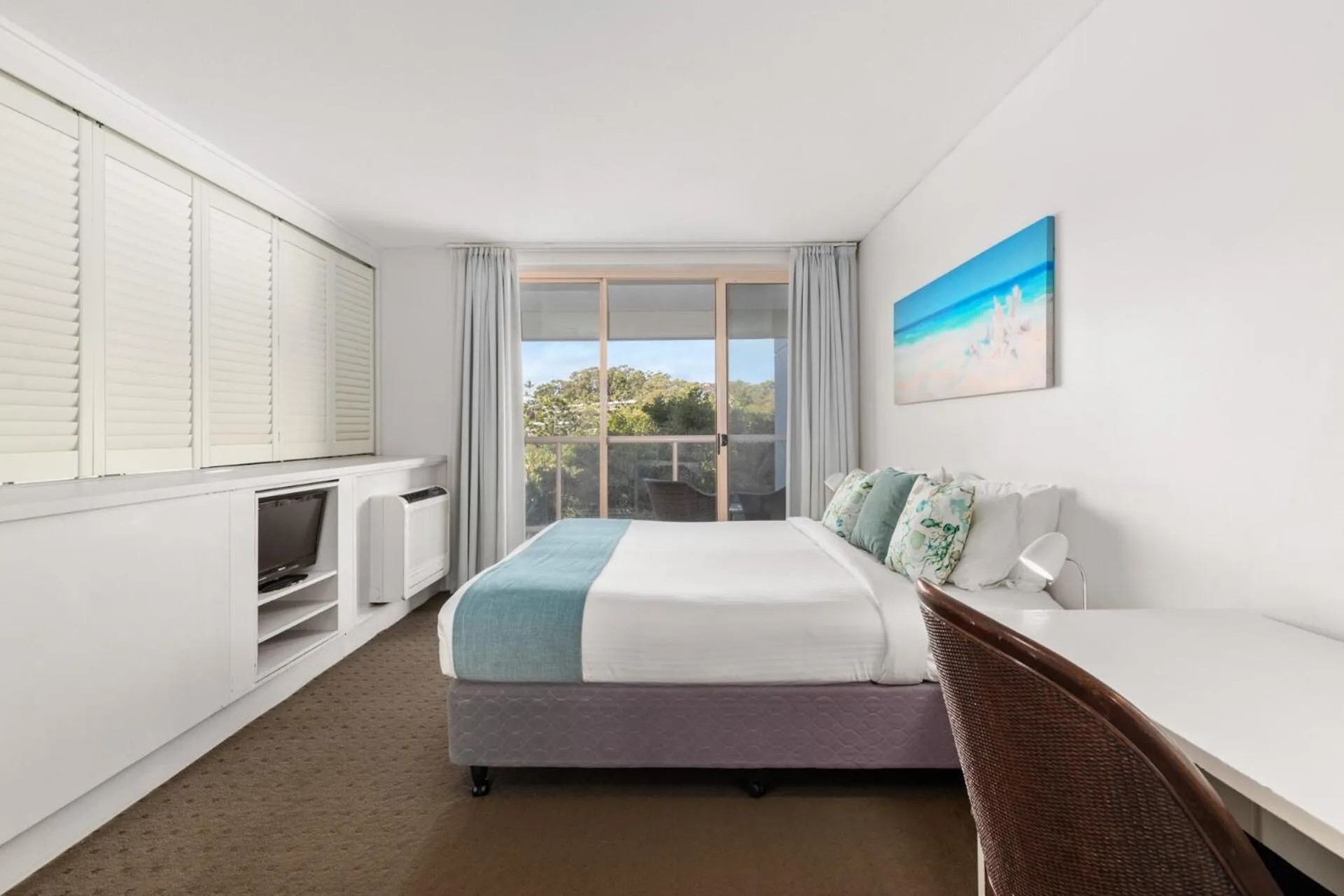 Bed in Charlesworth Bay Beach Resort