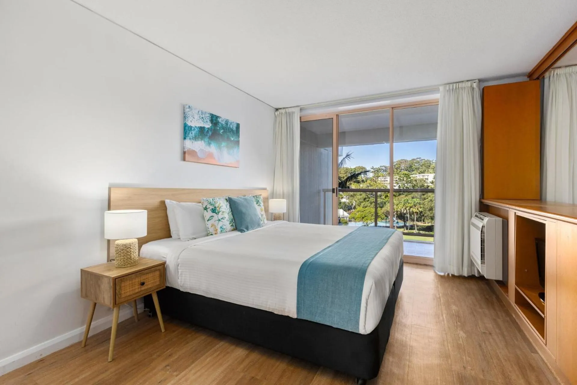 Bed in Charlesworth Bay Beach Resort