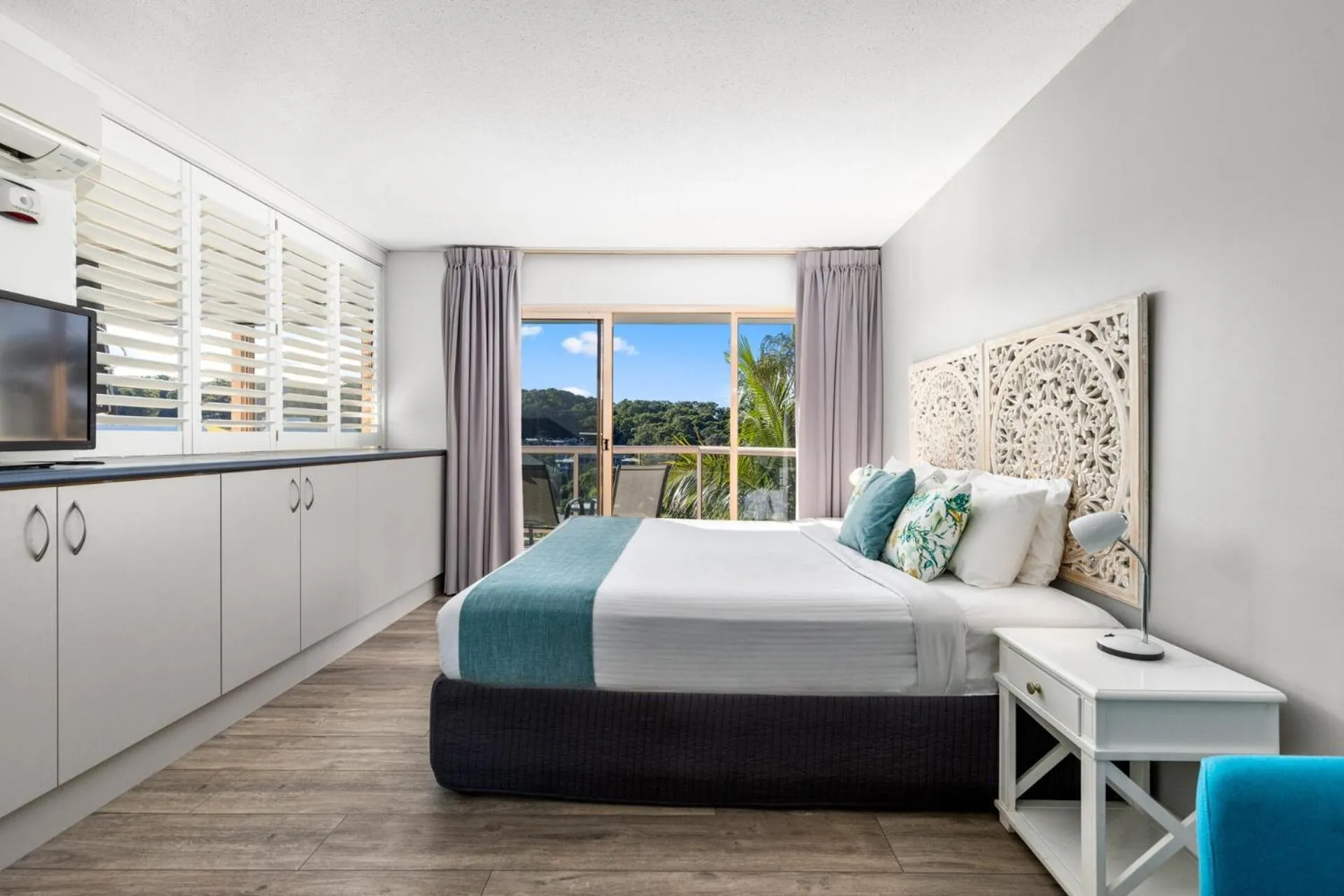 Bed in Charlesworth Bay Beach Resort