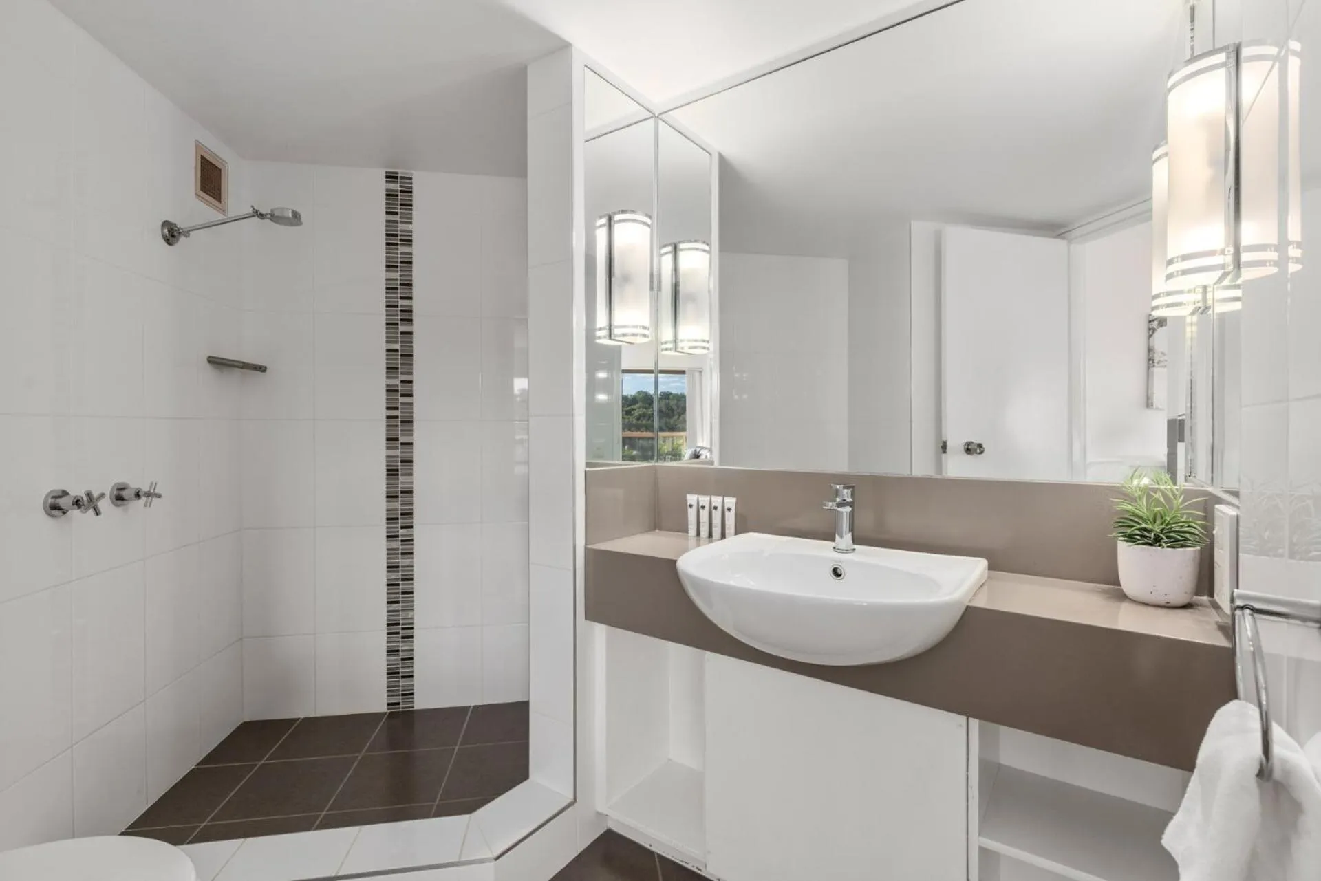 Bathroom in Charlesworth Bay Beach Resort