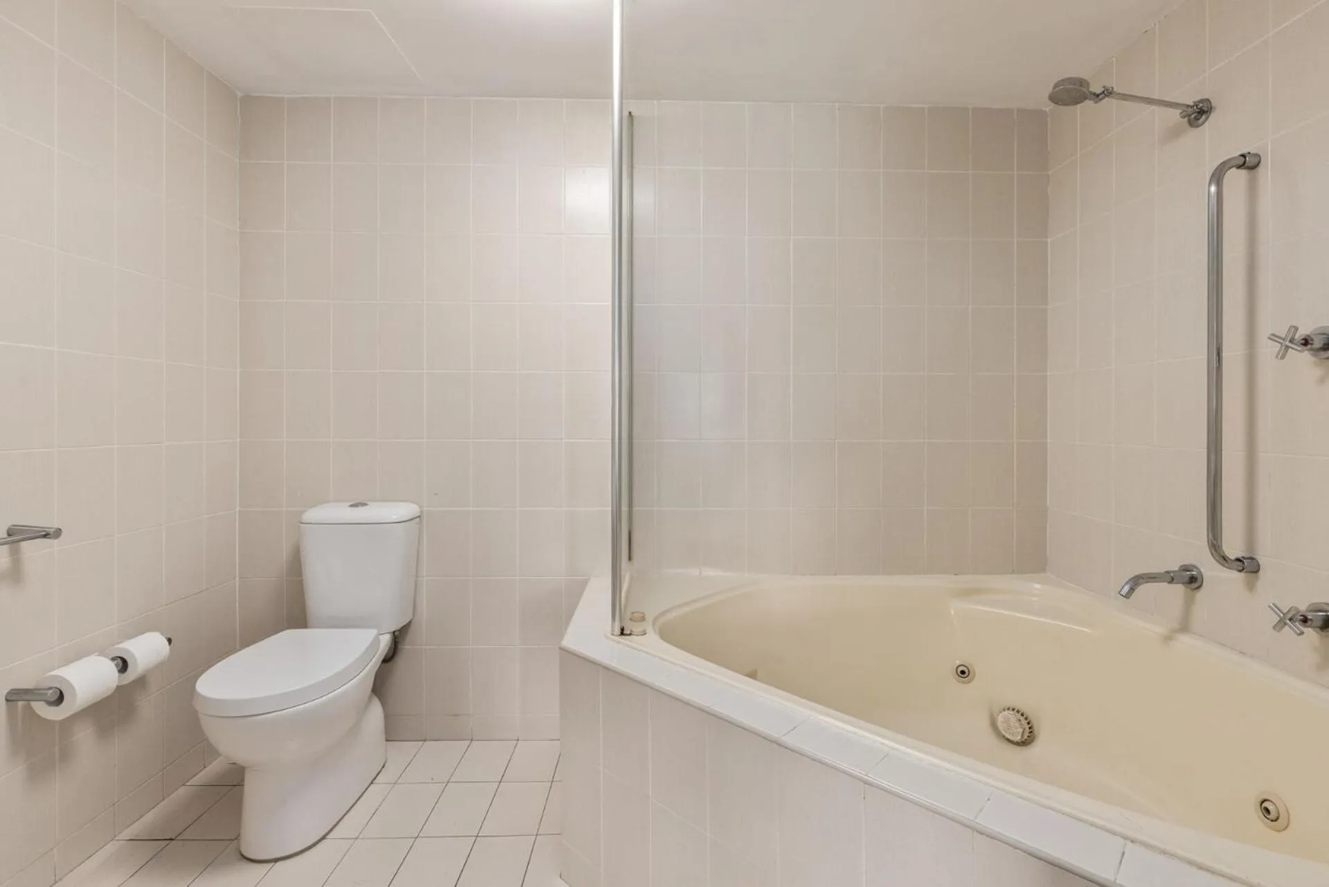 Shower in Charlesworth Bay Beach Resort