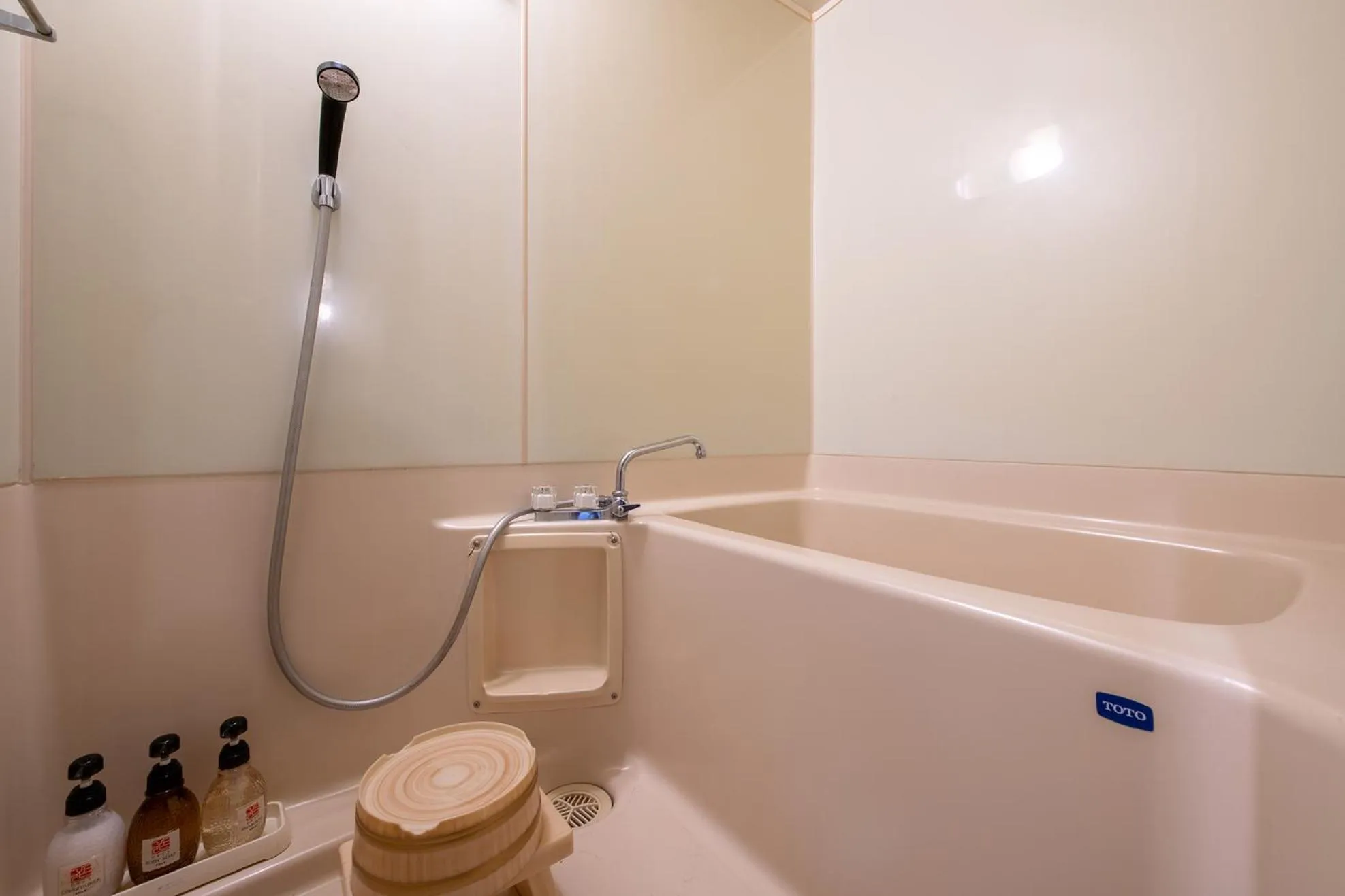 Shower in Konjakutei