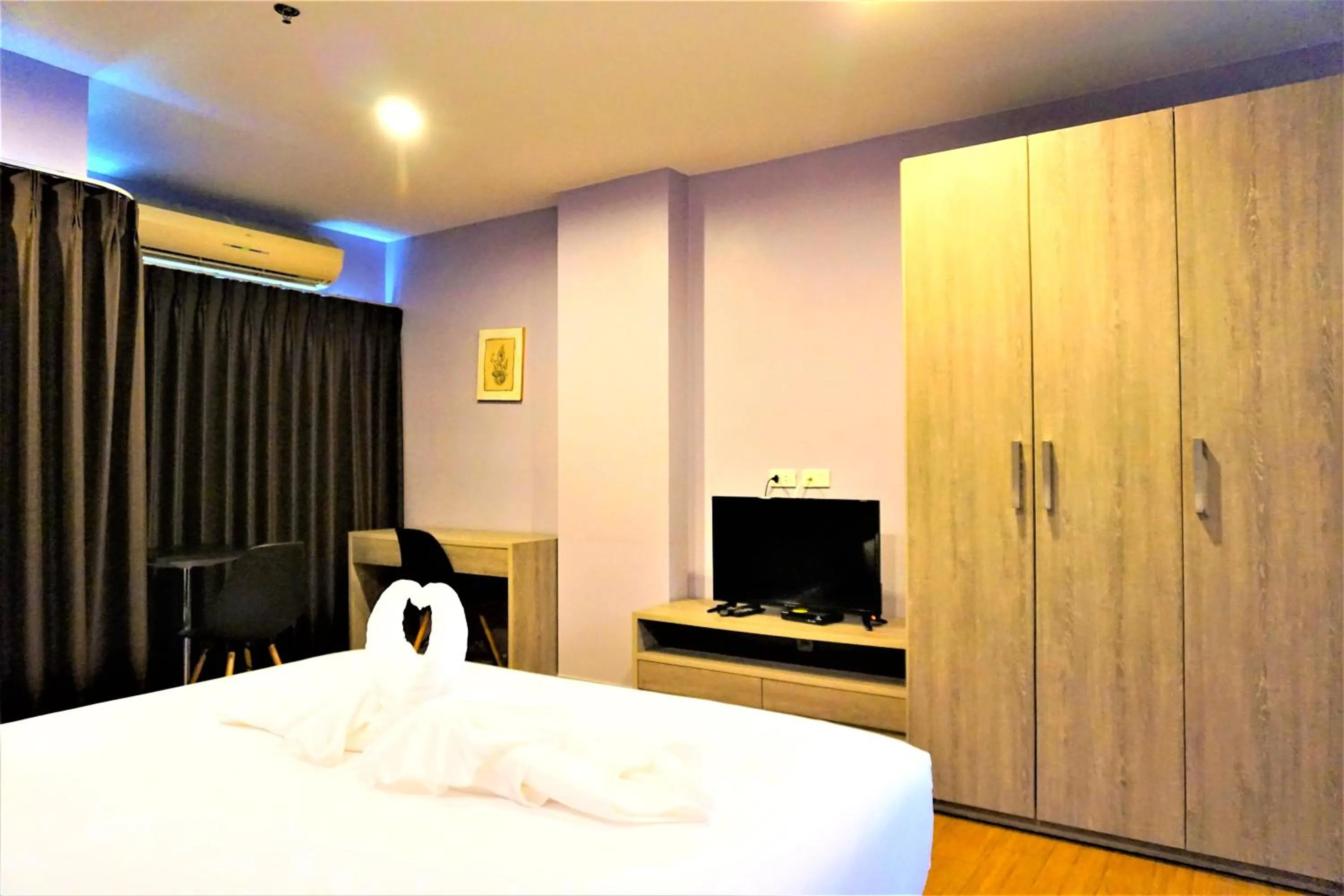 wardrobe, Bed in Nest n Rest Hotel