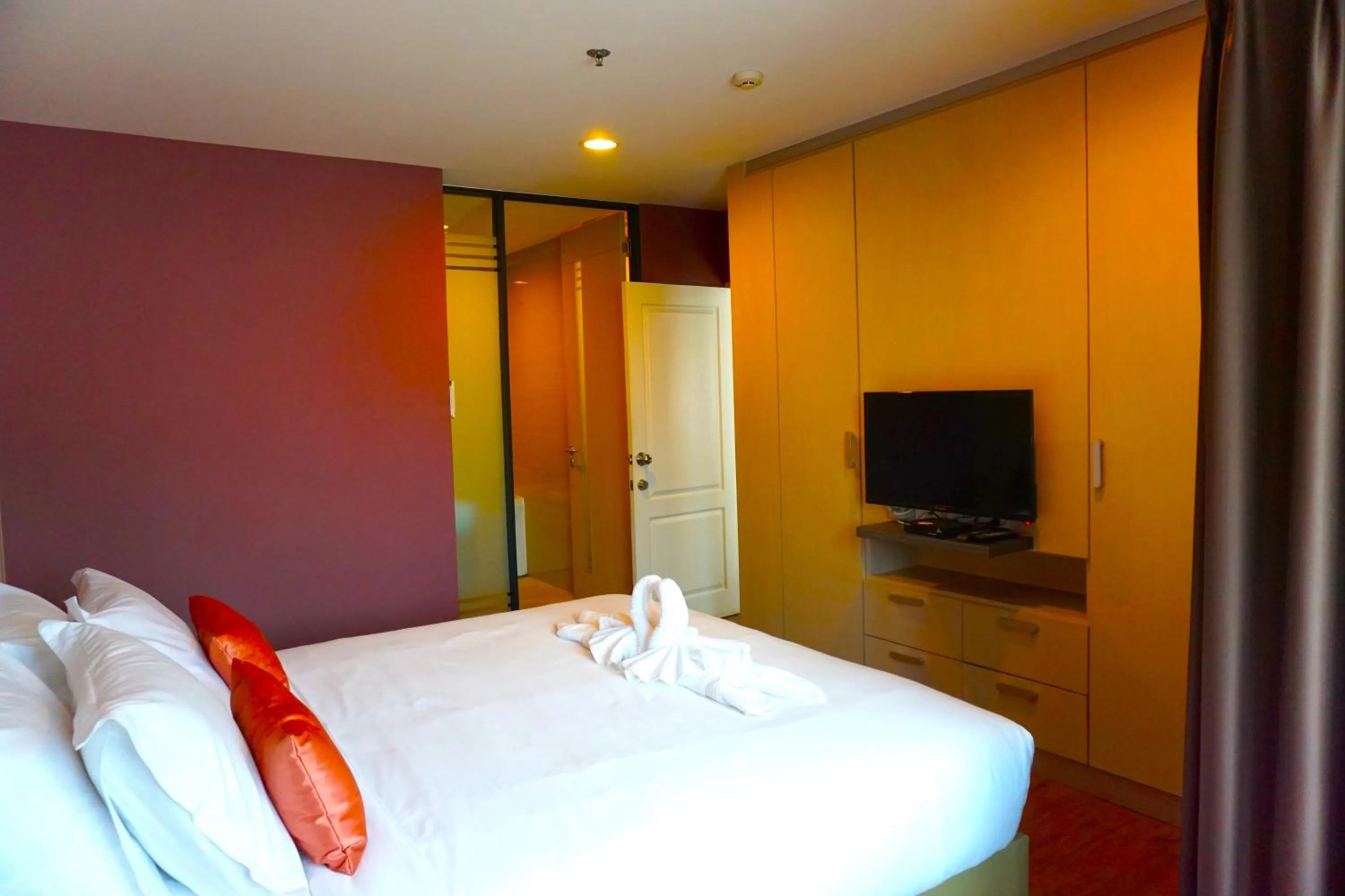 TV and multimedia, Bed in Nest n Rest Hotel