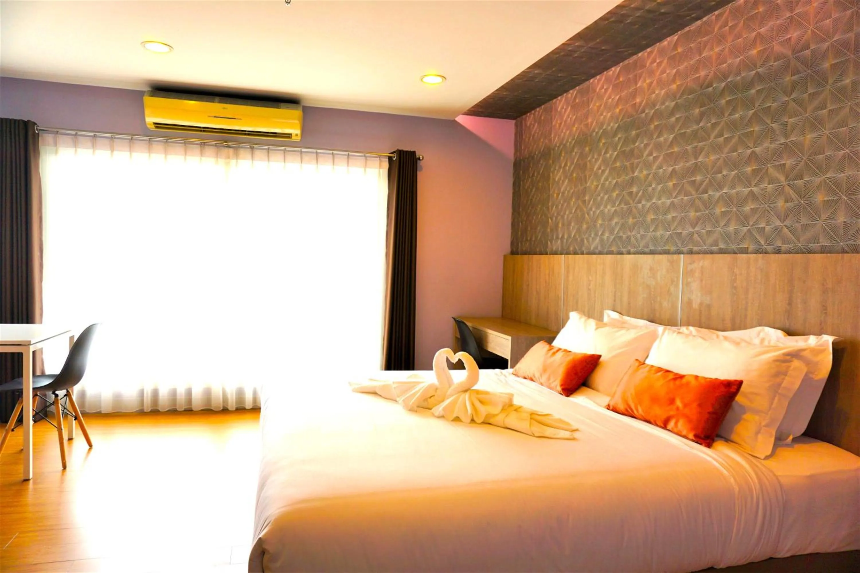 Bedroom, Bed in Nest n Rest Hotel