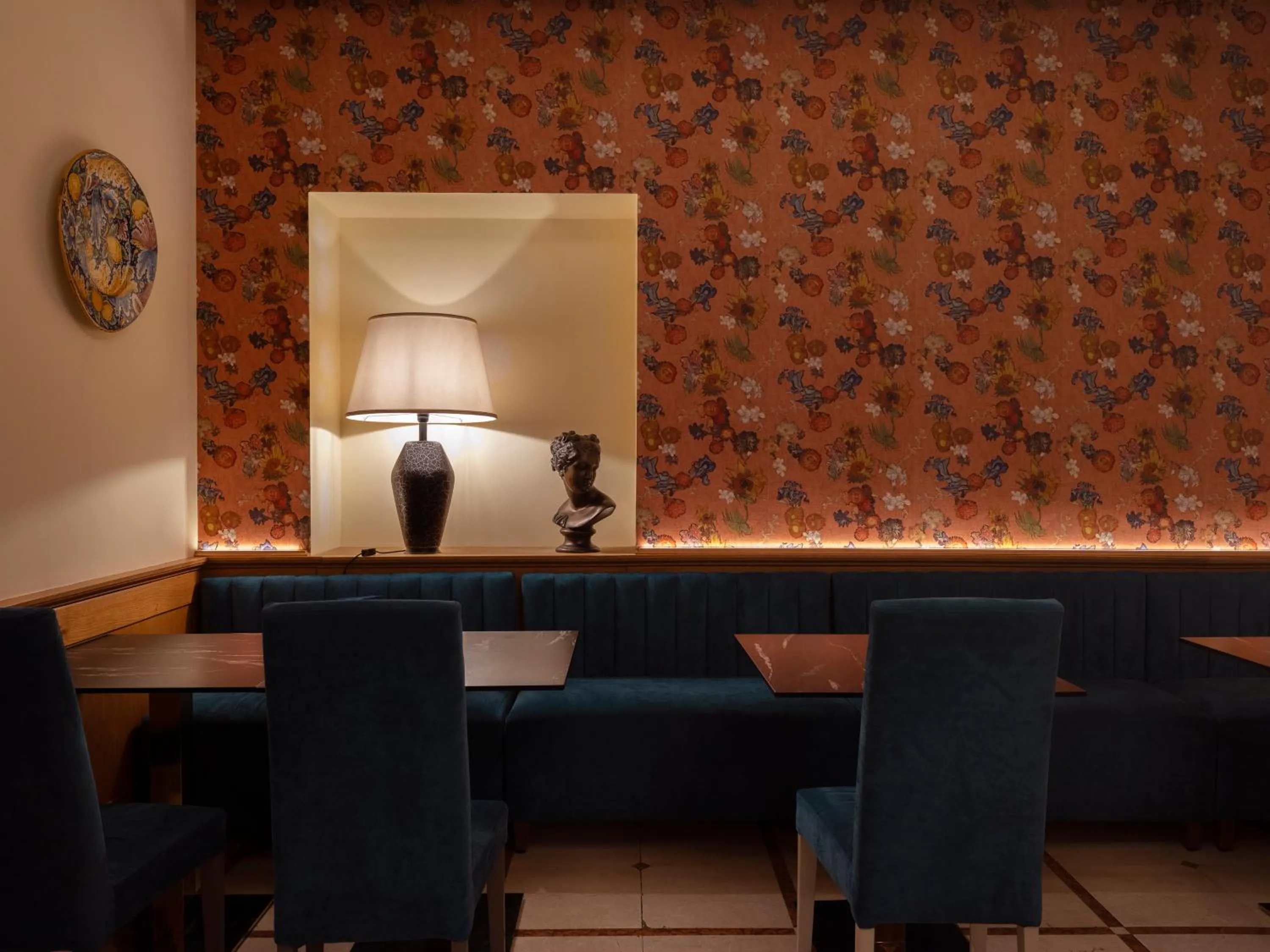 Communal lounge/ TV room in Grand Hotel Europa & Restaurant